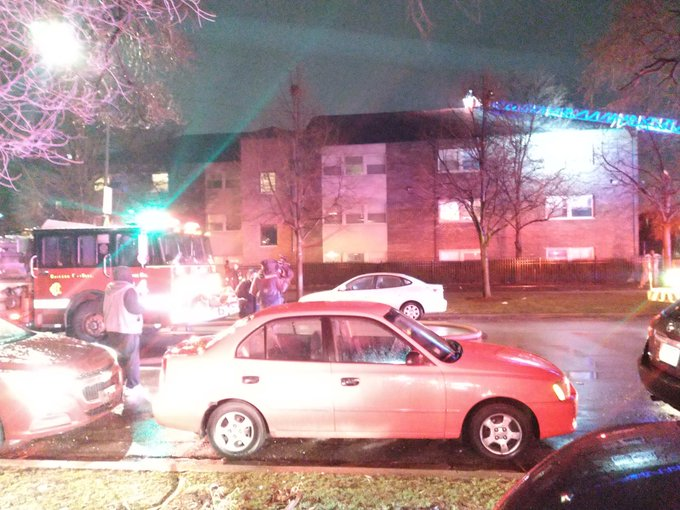 警消趕抵現場時,女童已在公寓外平安無事。(翻攝自Chicago Fire Media推特)