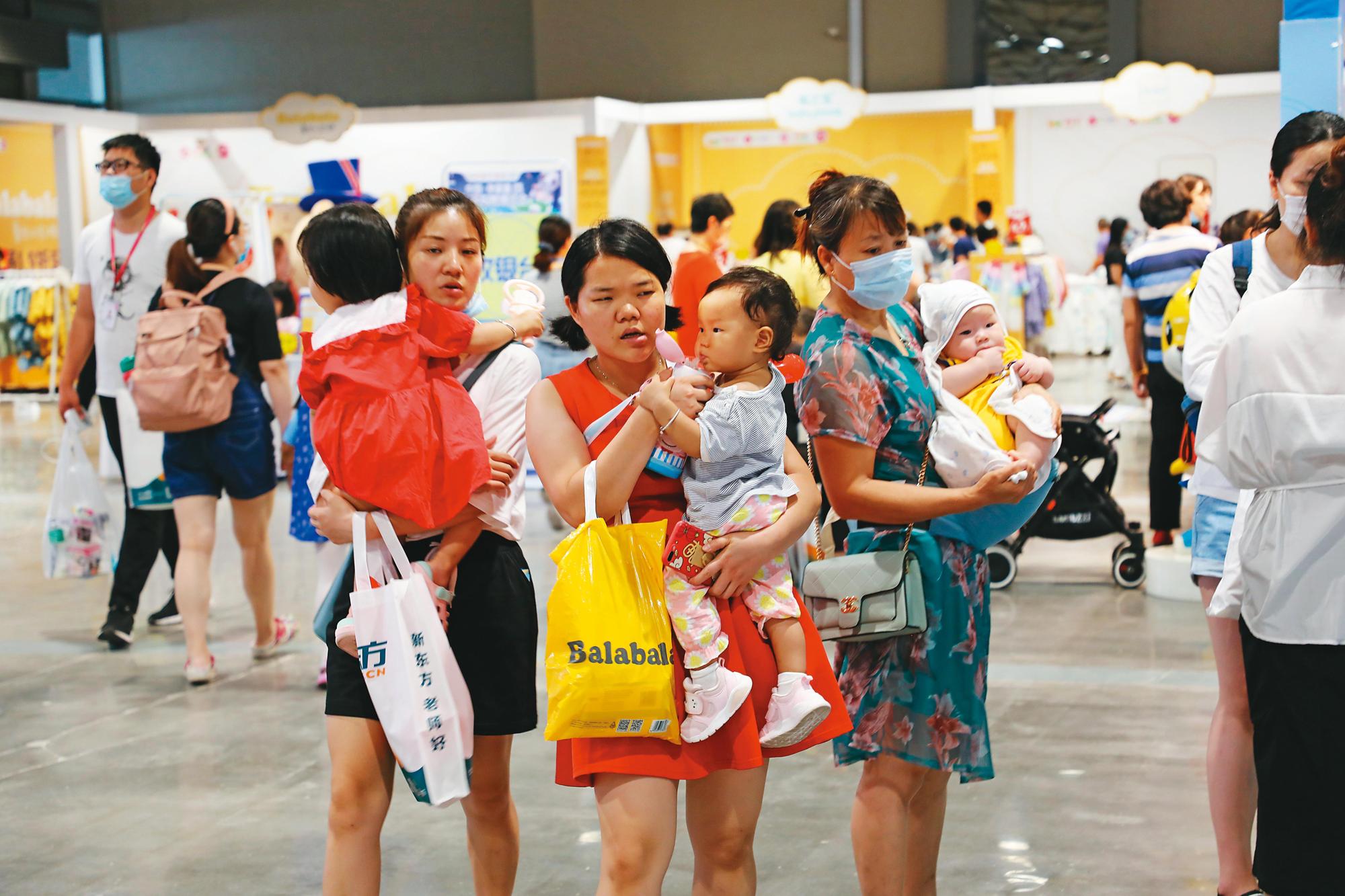 揮別疫情陰霾，中國政府喊出2021年GDP目標將年成長6%，擴大內循環，消費有看頭。（東方IC）