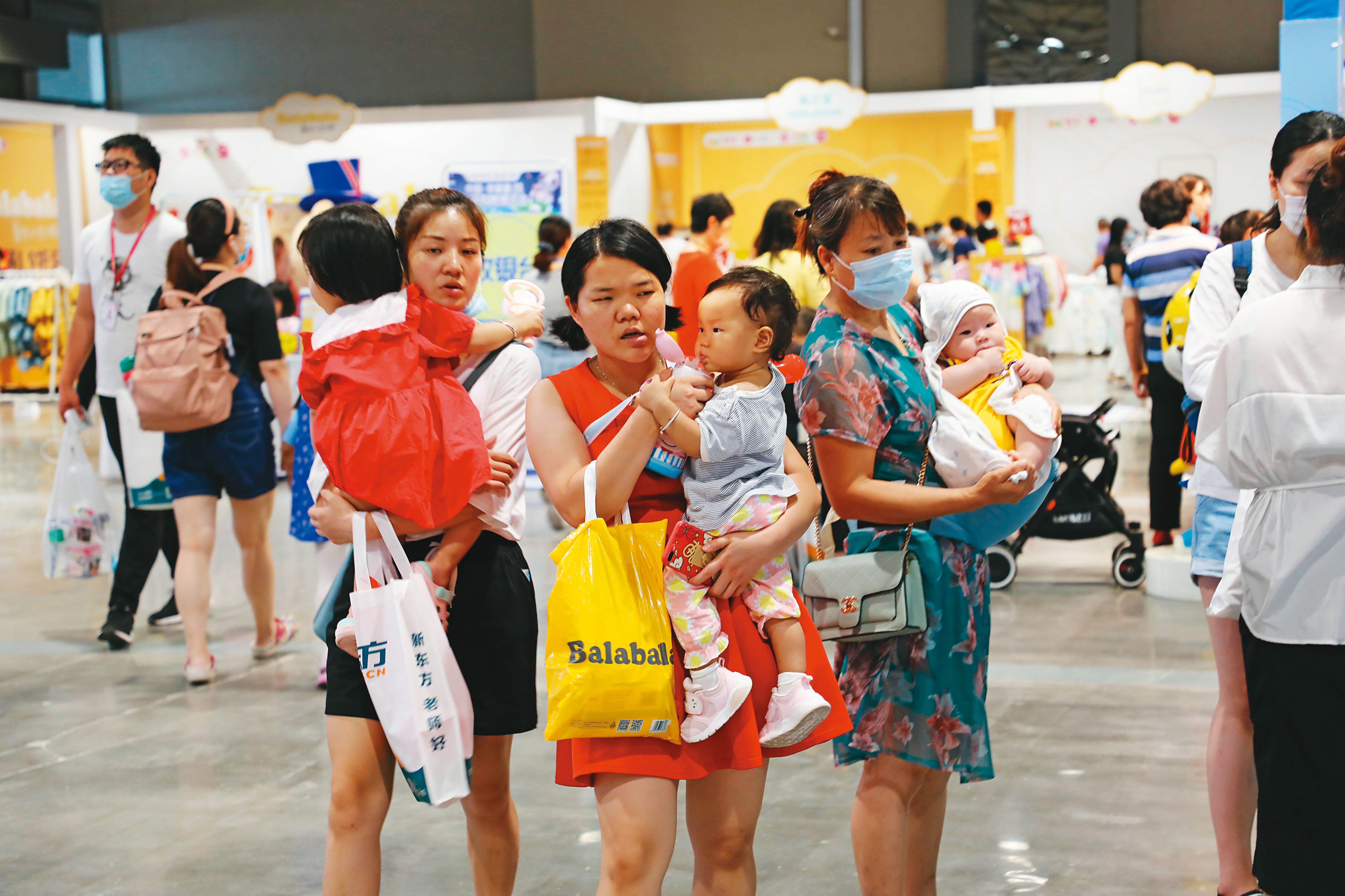 揮別疫情陰霾，中國政府喊出2021年GDP目標將年成長6%，擴大內循環，消費有看頭。（東方IC）