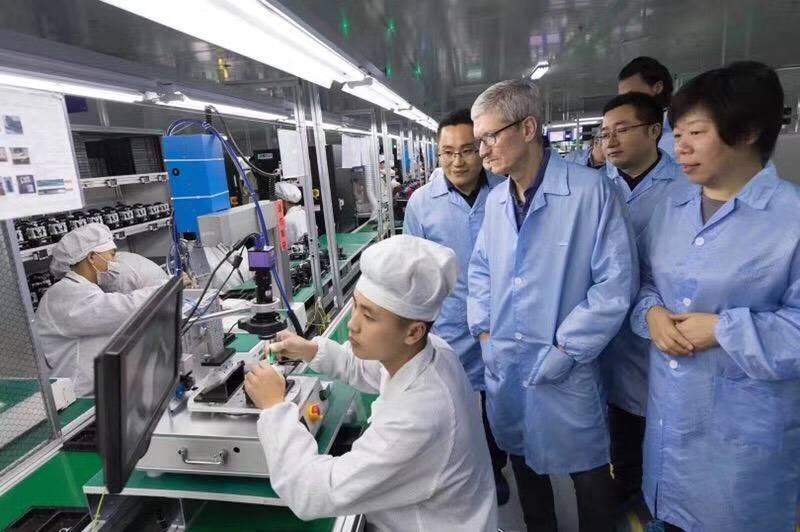 看好中國新經濟成長動能,多檔陸股ETF成分股納入蘋果代工大廠立訊精密。圖為蘋果執行長庫克參訪立訊組裝生產線。(翻攝立訊精密官網)