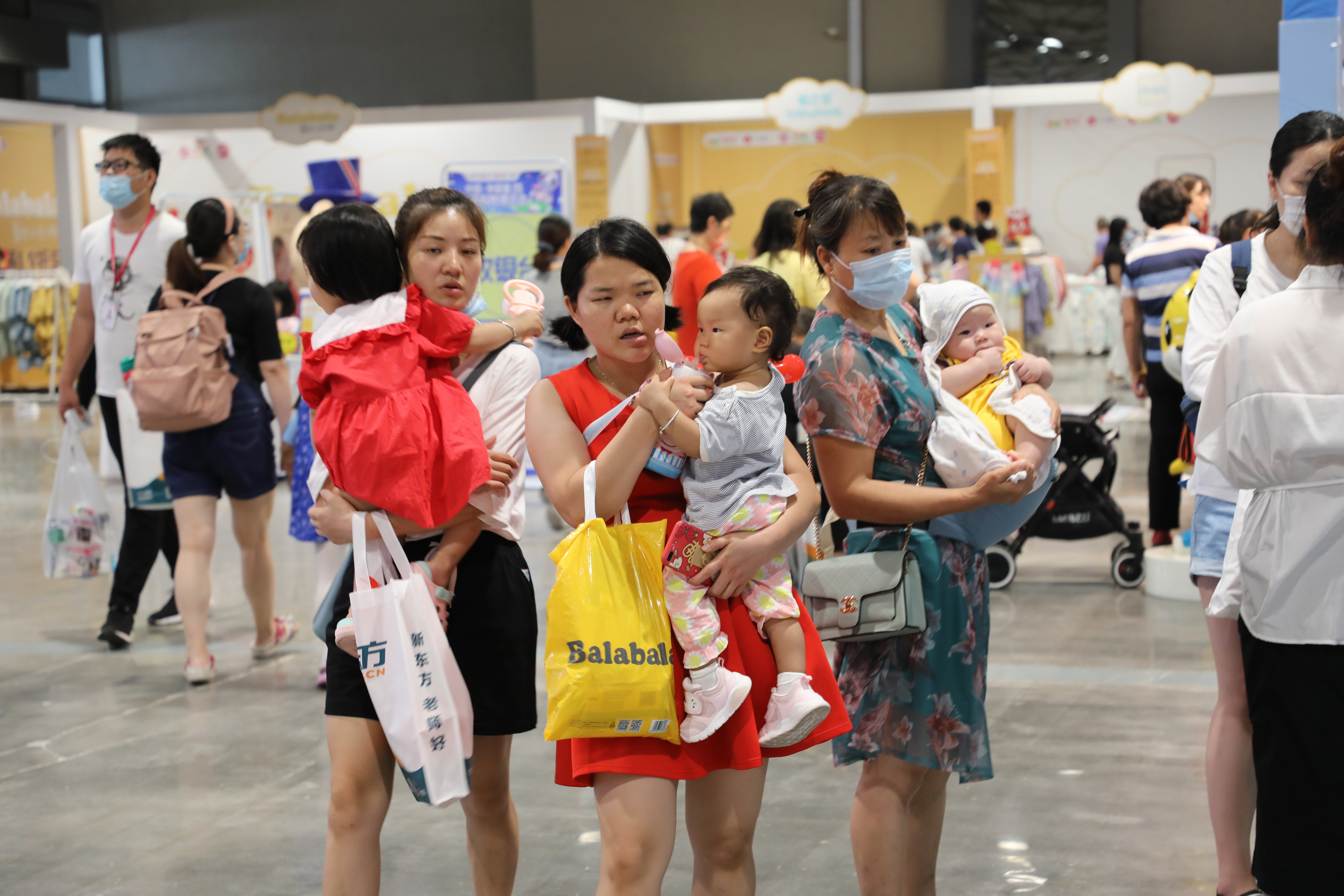 揮別疫情陰霾，中國政府正積極擴大內循環，聚焦國內消費。（東方IC）