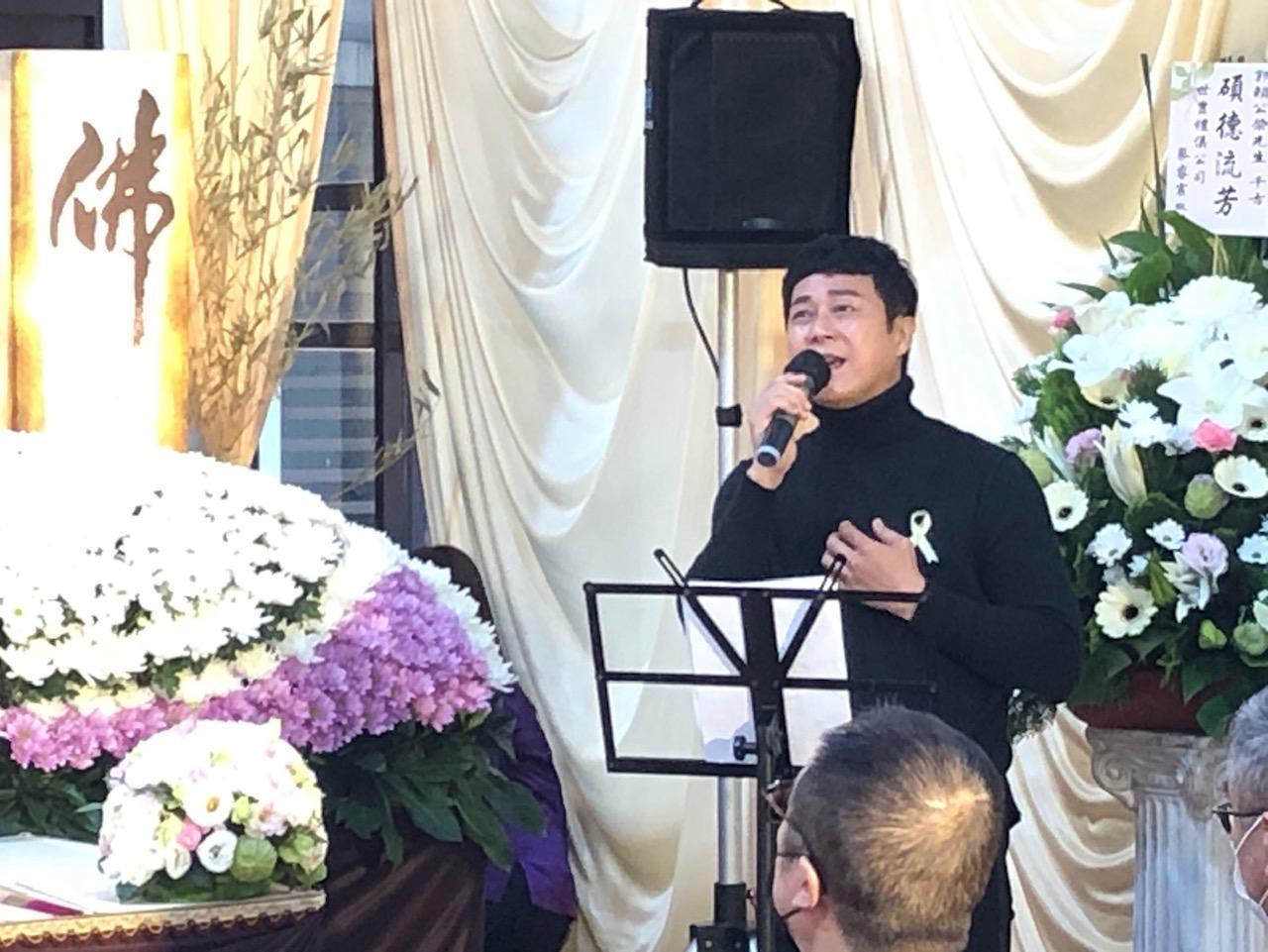 王燦在郭亞棠爸爸告別式上獻唱「我想要返去彼當時」。(民視提供)