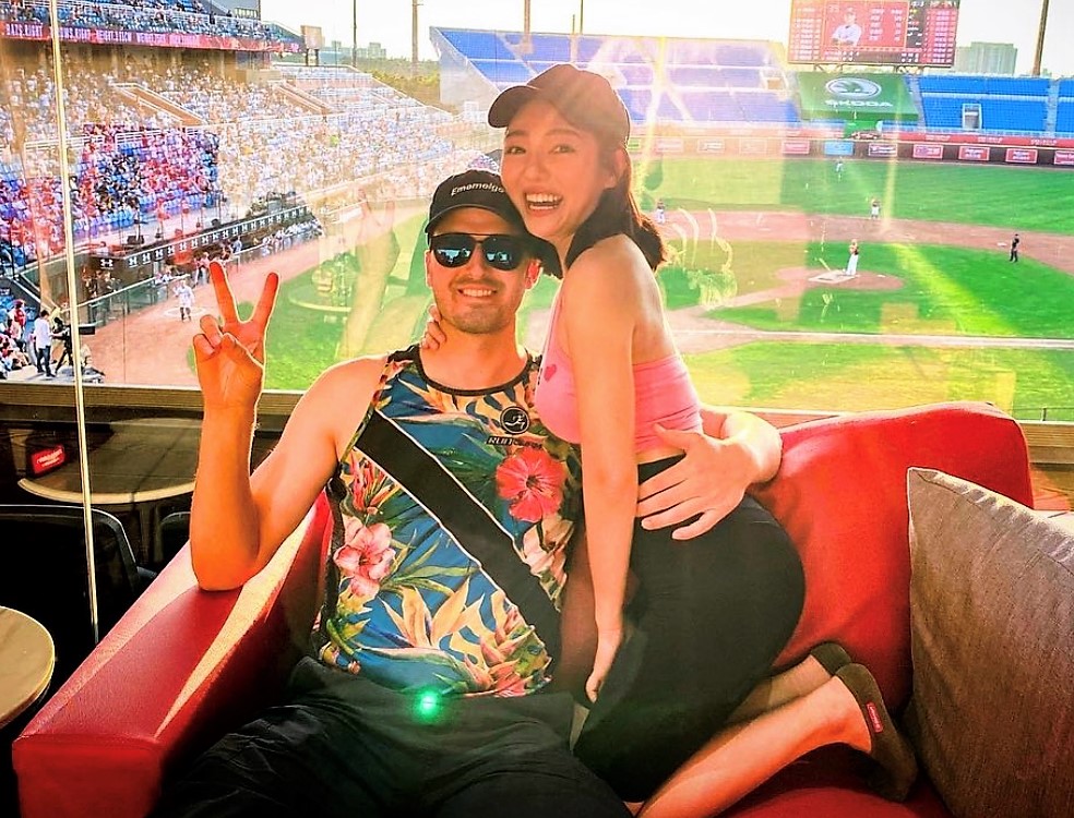 何美與外國男友IG洩愛，小倆口不時透過IG放閃。（翻攝自何美IG）