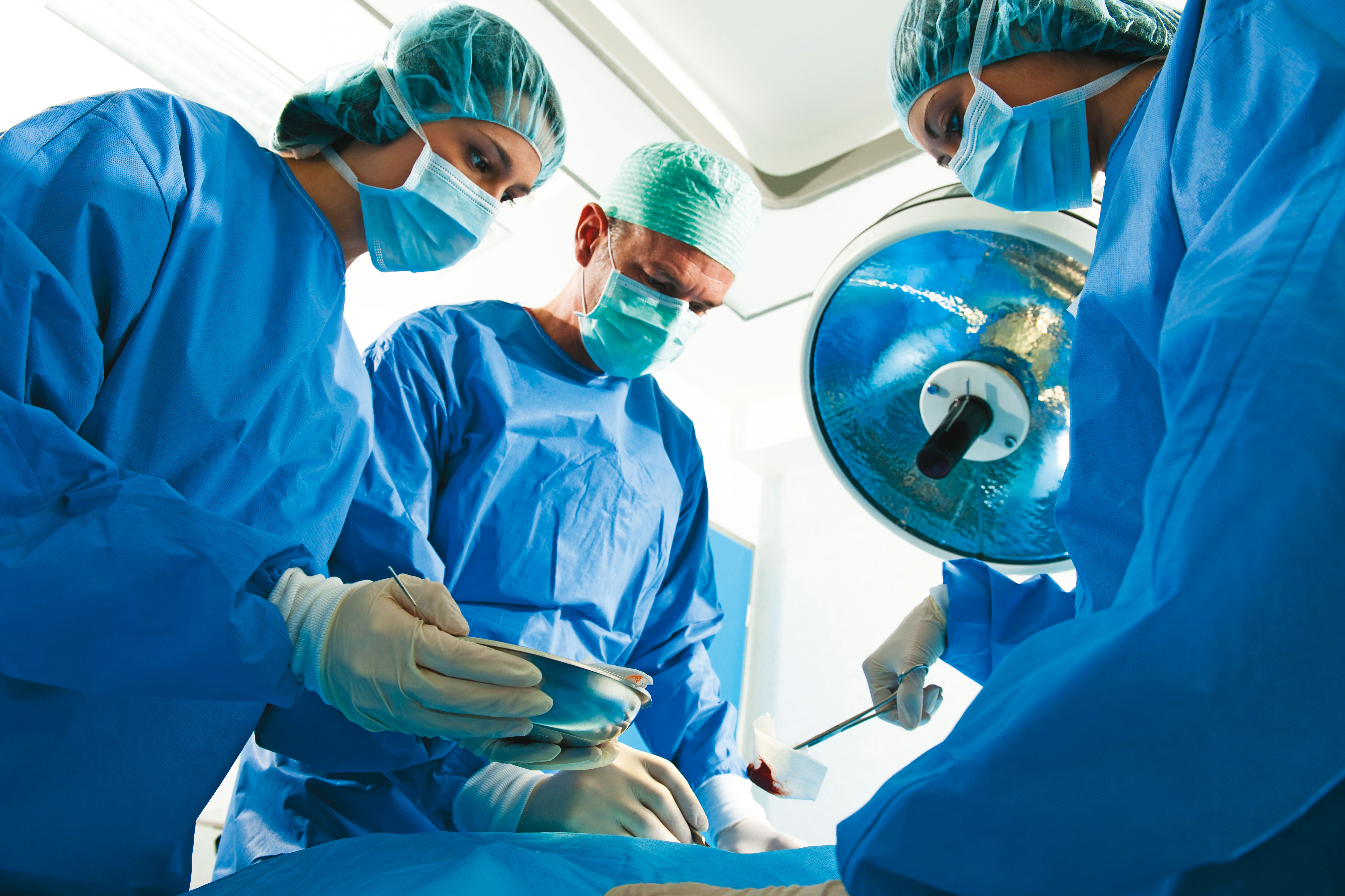 有多位醫師被發文抹黑後不久，都收到一間西班牙公司稱可以提供刪文服務的信件，讓多名醫師質疑刪文公司的正當性。（東方IC，示意圖）