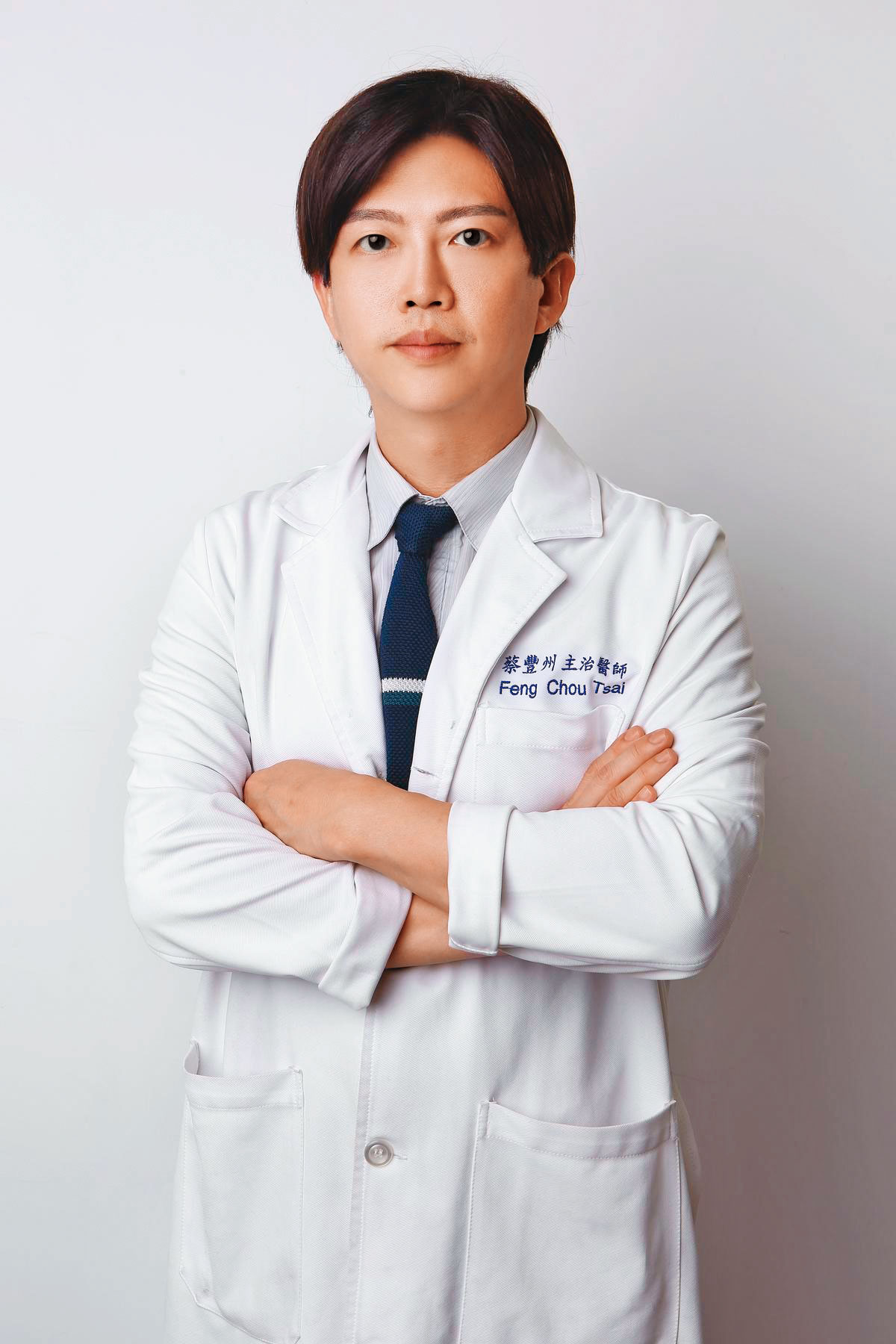 台灣美容外科醫學會理事長蔡豐州表示，學會協助30名醫師委任律師提告，希望能揪出抹黑造謠、勒索錢財的不肖人士。（蔡豐州提供）