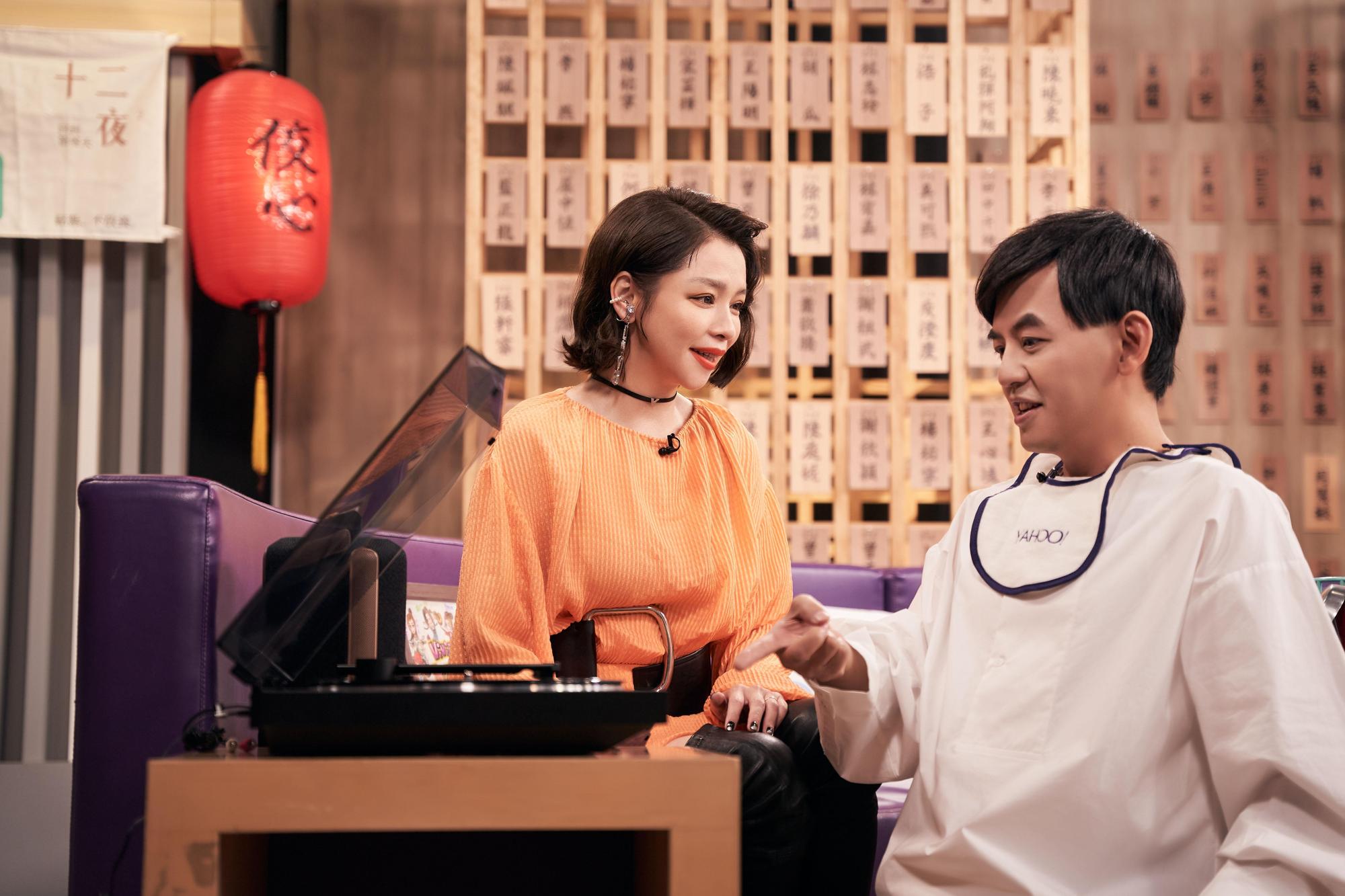 徐若瑄(左)結束隔離就上《佼心食堂》,好友黃子佼幫她慶生。(索尼音樂提供)