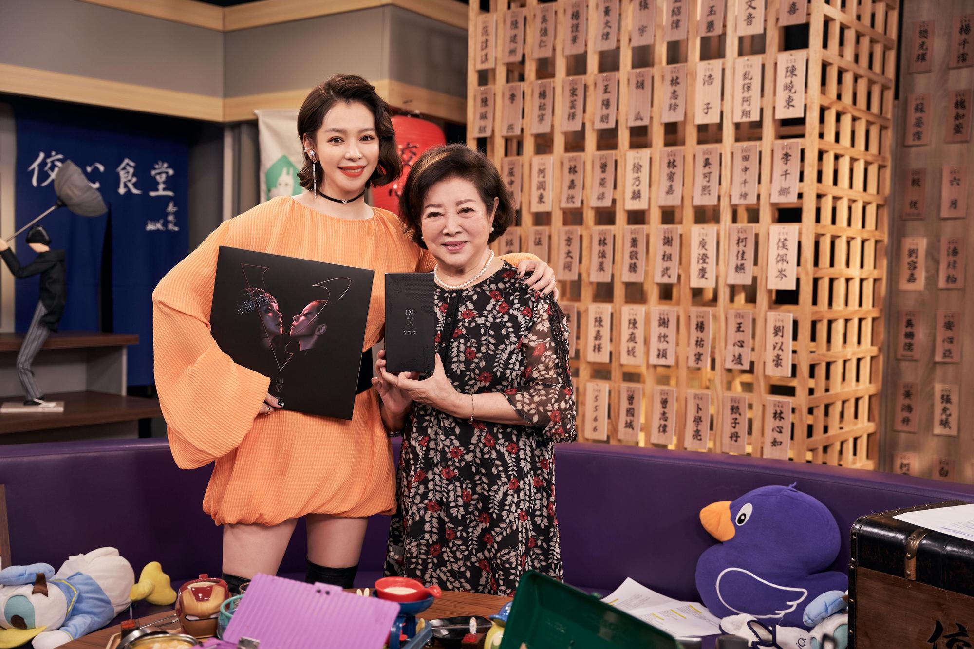 在電影《孤味》中飾演徐若瑄(左)媽媽的陳淑芳,也捧著「黑膠蛋糕」為女兒過生日。(索尼音樂提供)