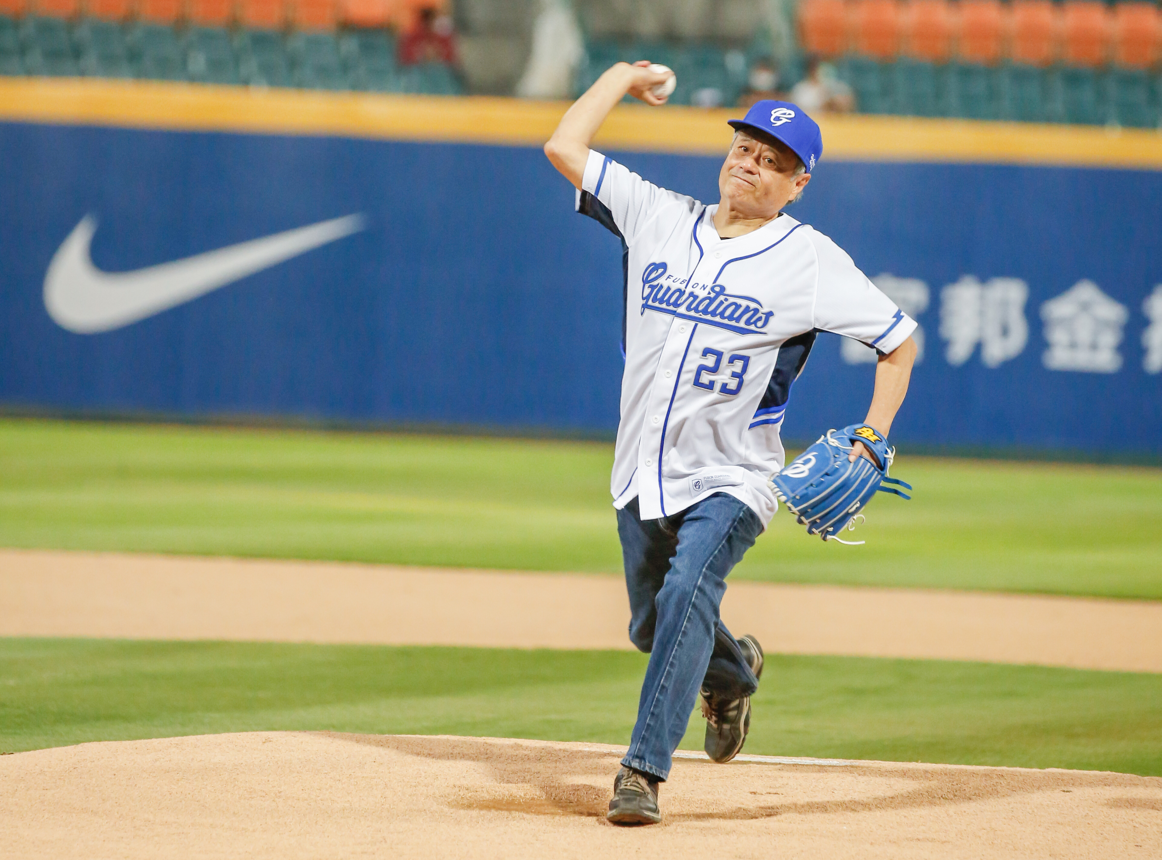 李安受邀為富邦悍將隊開球，從小愛看棒球的他架式十足。