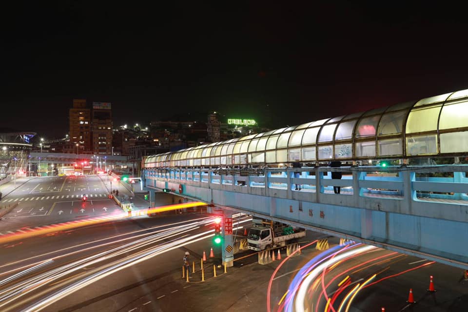 服務基隆人近半世紀的基隆火車站前的基一信橋，今天凌晨1點30分啟動拆除，功成身退。（翻攝自林右昌UChange臉書）