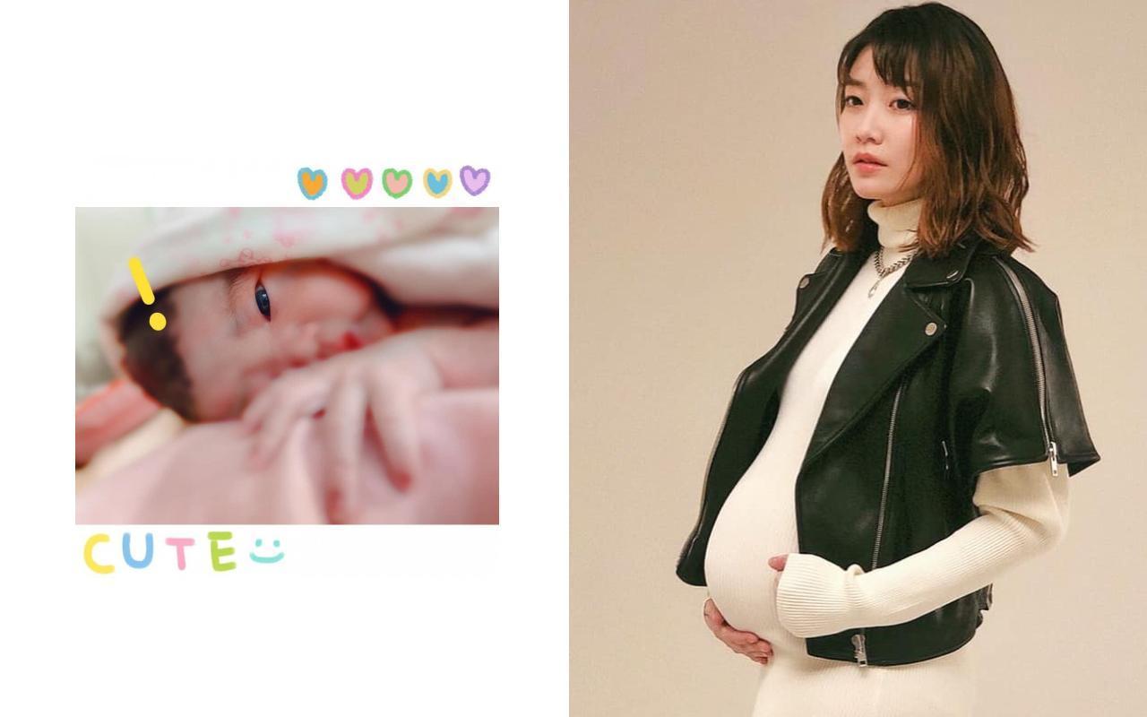 正妹鼓手羅小白今早順利產下「允寶」，開心對女兒說：「未來請多多指教了。」（翻攝自羅小白臉書）