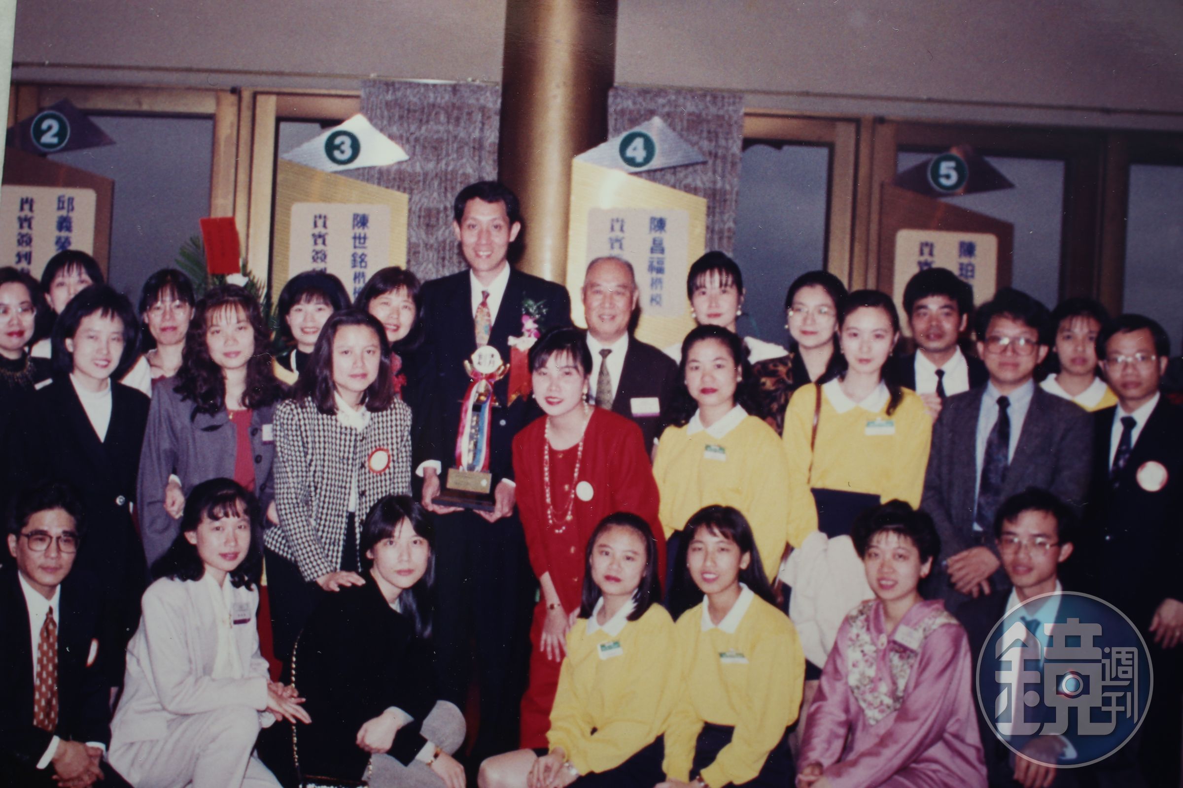1993年王懷寧獲頒青年創業楷模，圖為得獎後和銀箭員工一同出遊慶功。（銀箭提供）
