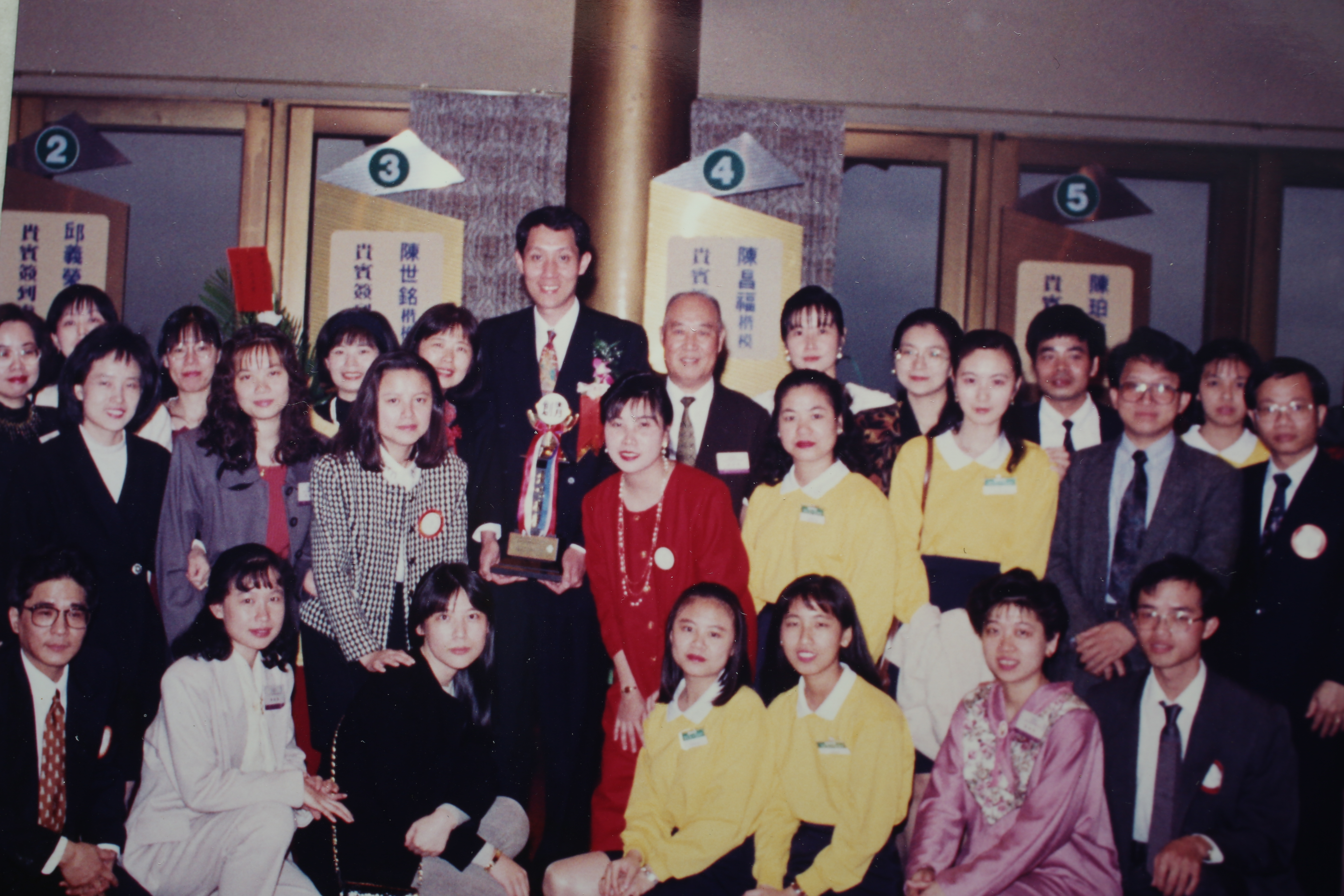 1993年王懷寧獲頒青年創業楷模，圖為得獎後和銀箭員工一同出遊慶功。（銀箭提供）