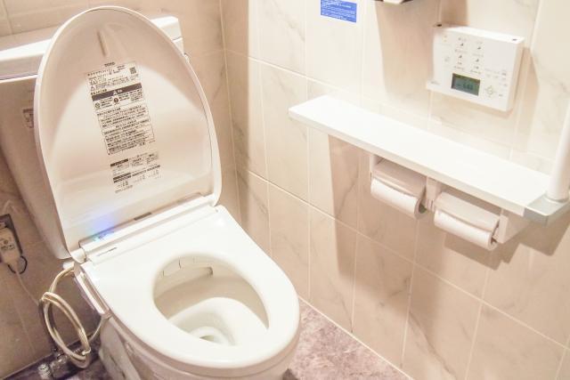 香港女網友在上廁所時接到主管來電,強忍需求接聽後,發生尷尬場景。(示意圖,photoAC)