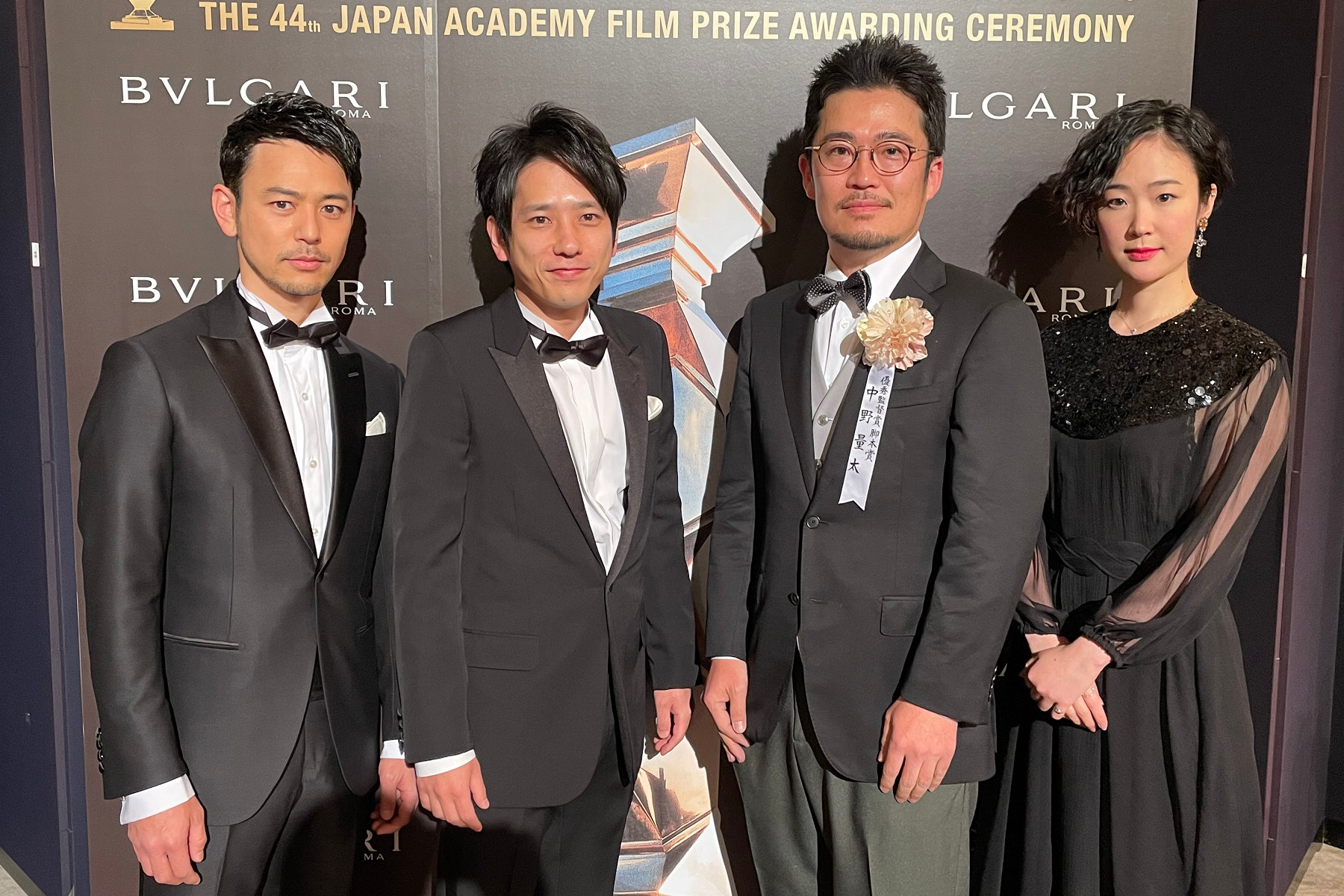 妻夫木聰（左起）、二宮和也、《淺田家！》導演中野量太與黑木華盛裝出席日本奧斯卡頒獎典禮。（翻攝日本奧斯卡網站）