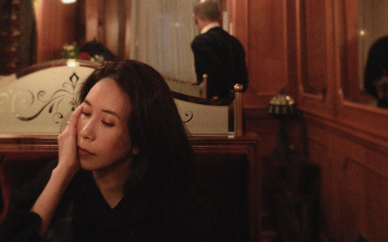 莫文蔚推出全新粵語歌曲〈因一個人而流出一滴淚〉,原來與星爺經典電影《齊天大聖西遊記》有關。(莫家寶貝工作室提供)