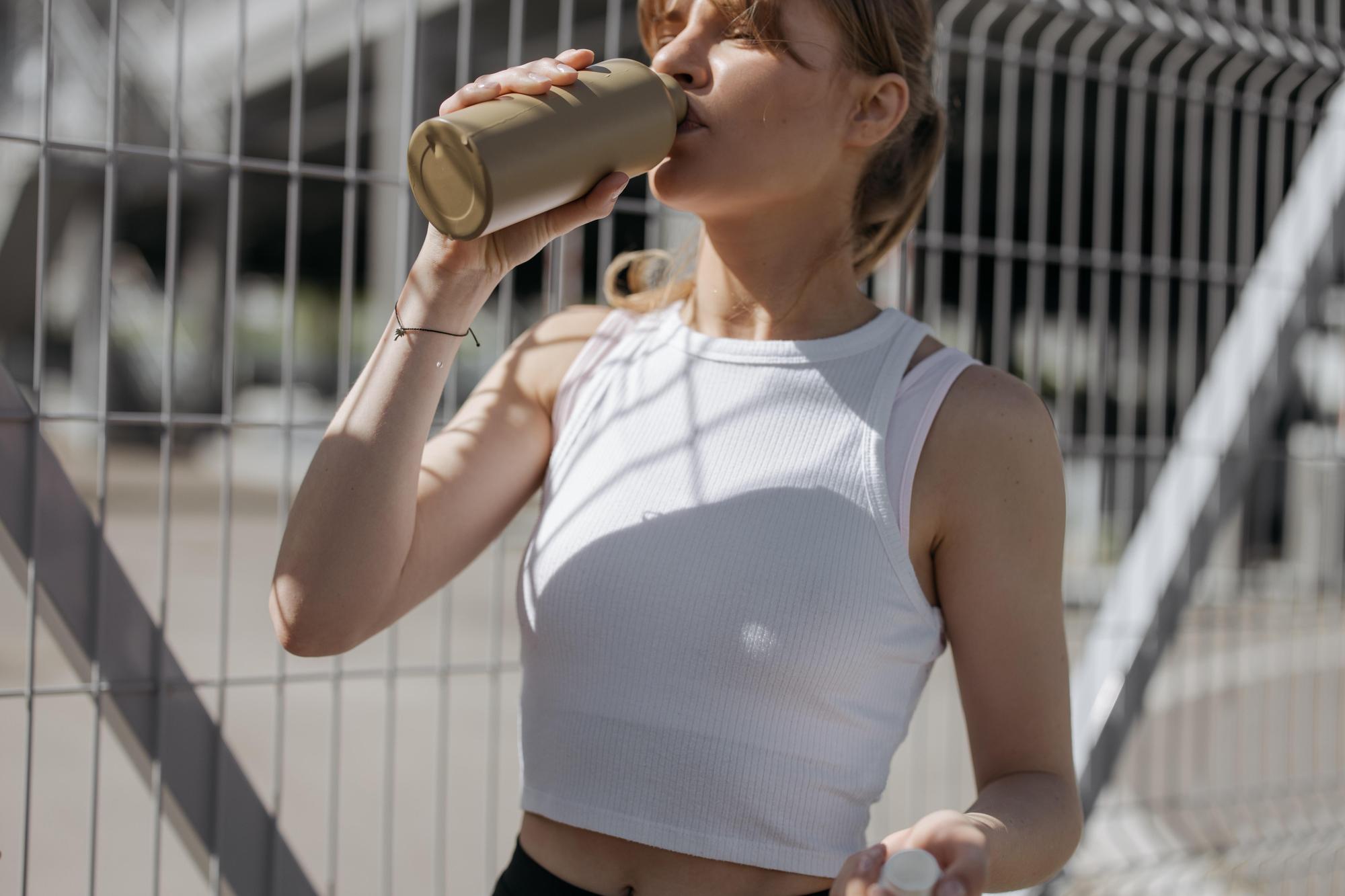 環保意識抬頭,改用環保水瓶、水壺的民眾變多。(示意圖,pexels)