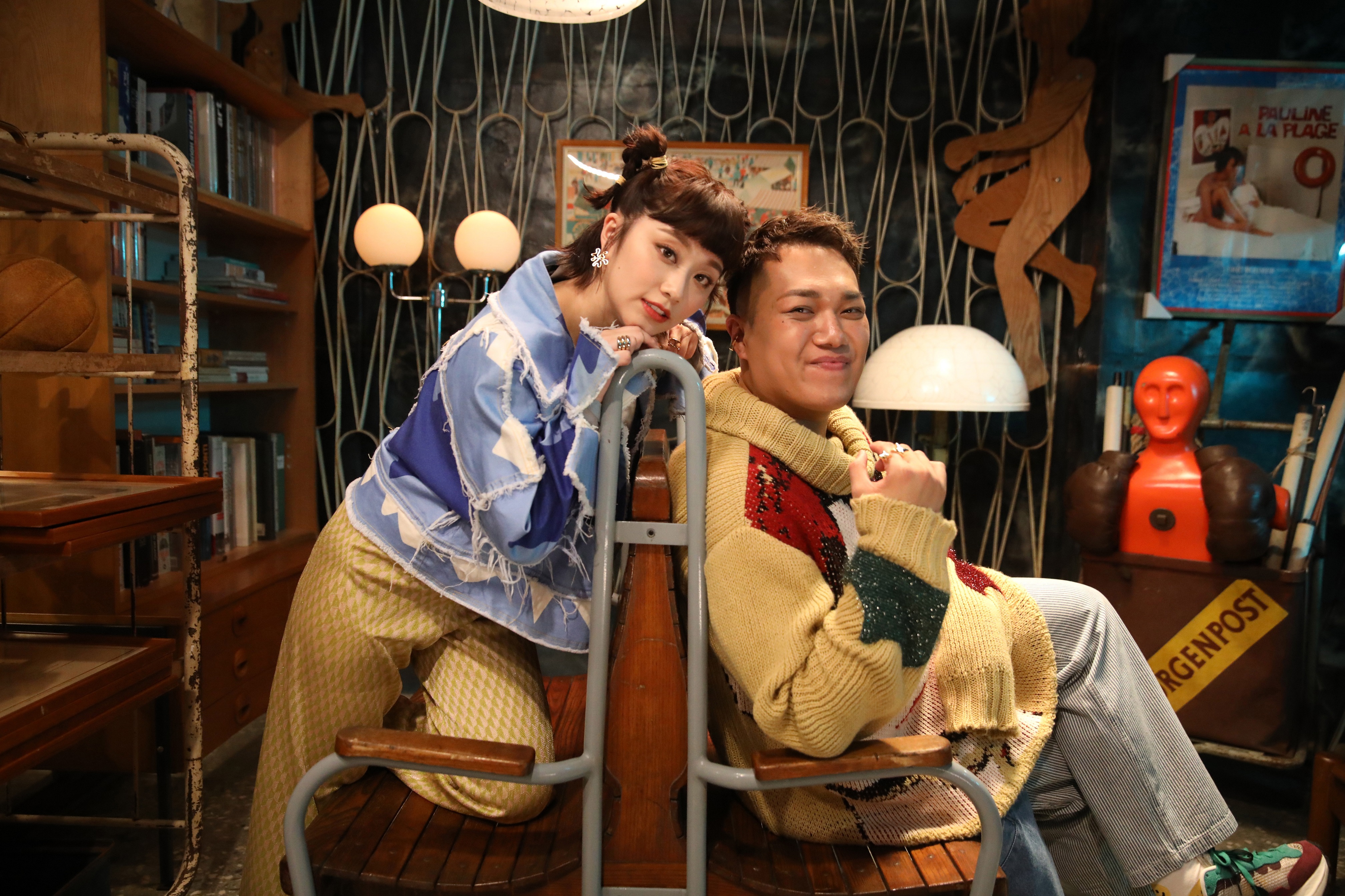 人氣YouTuber關韶文（右）雖被笑是「走音大魔王」，仍找來焦凡凡（左）推新歌，一圓歌手夢。（關韶文提供）