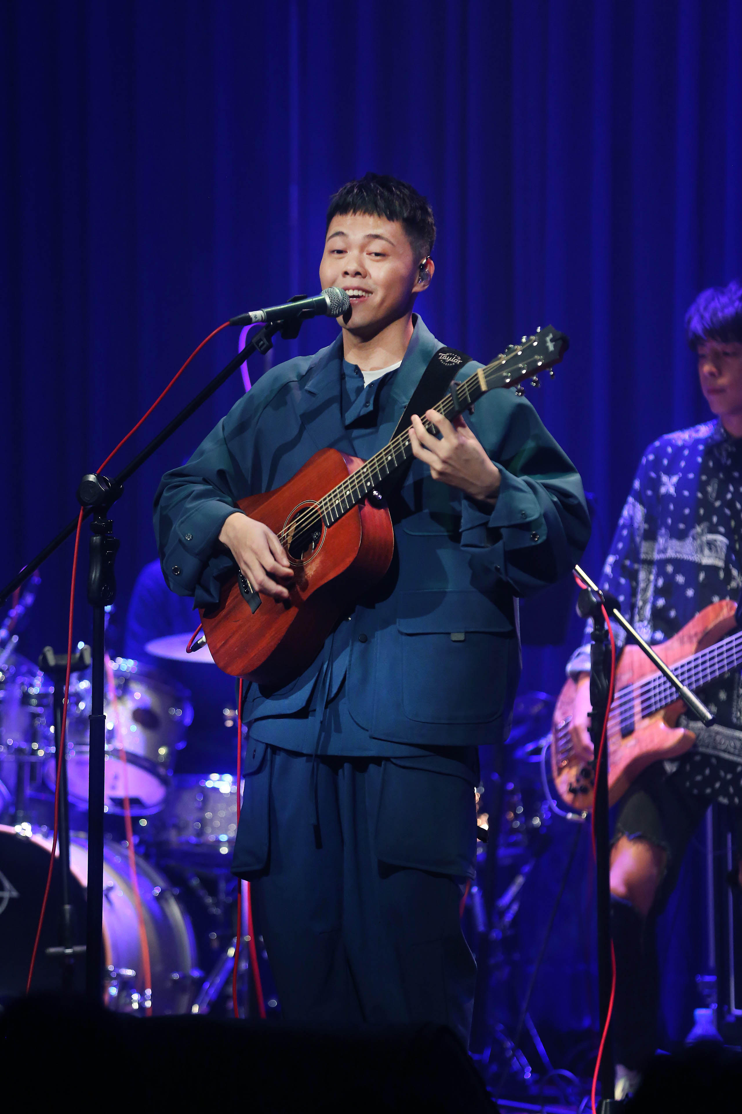 李宣榕的師弟曾昱嘉登場助陣，兩人當年分屬「星光」和「超偶」不同陣營，笑稱從「水火不容」變成「水乳交融」。（福茂提供）