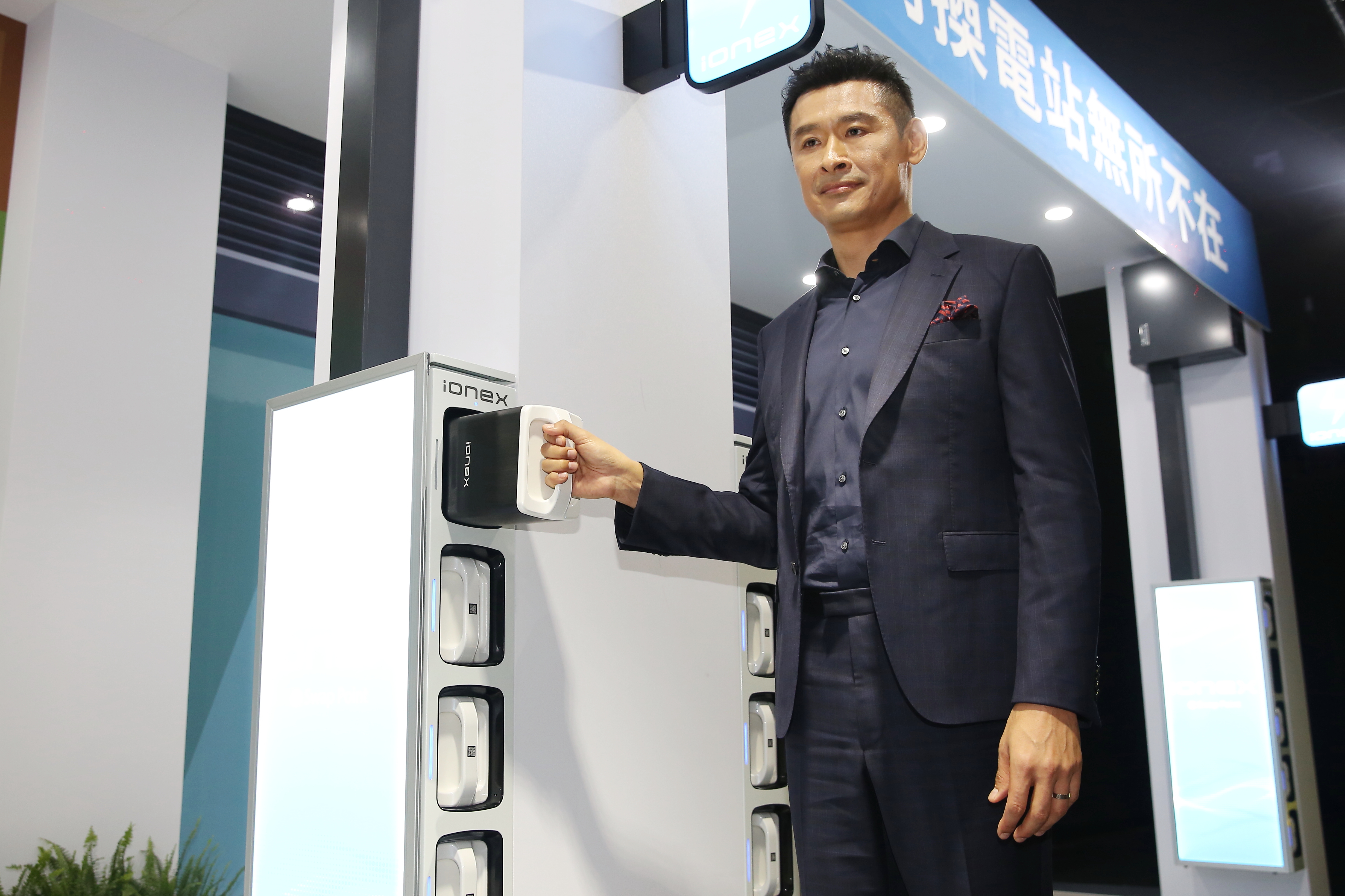 光陽應戰Gogoro，董事長柯勝峯發明懸掛式換電站。（本刊資料照）