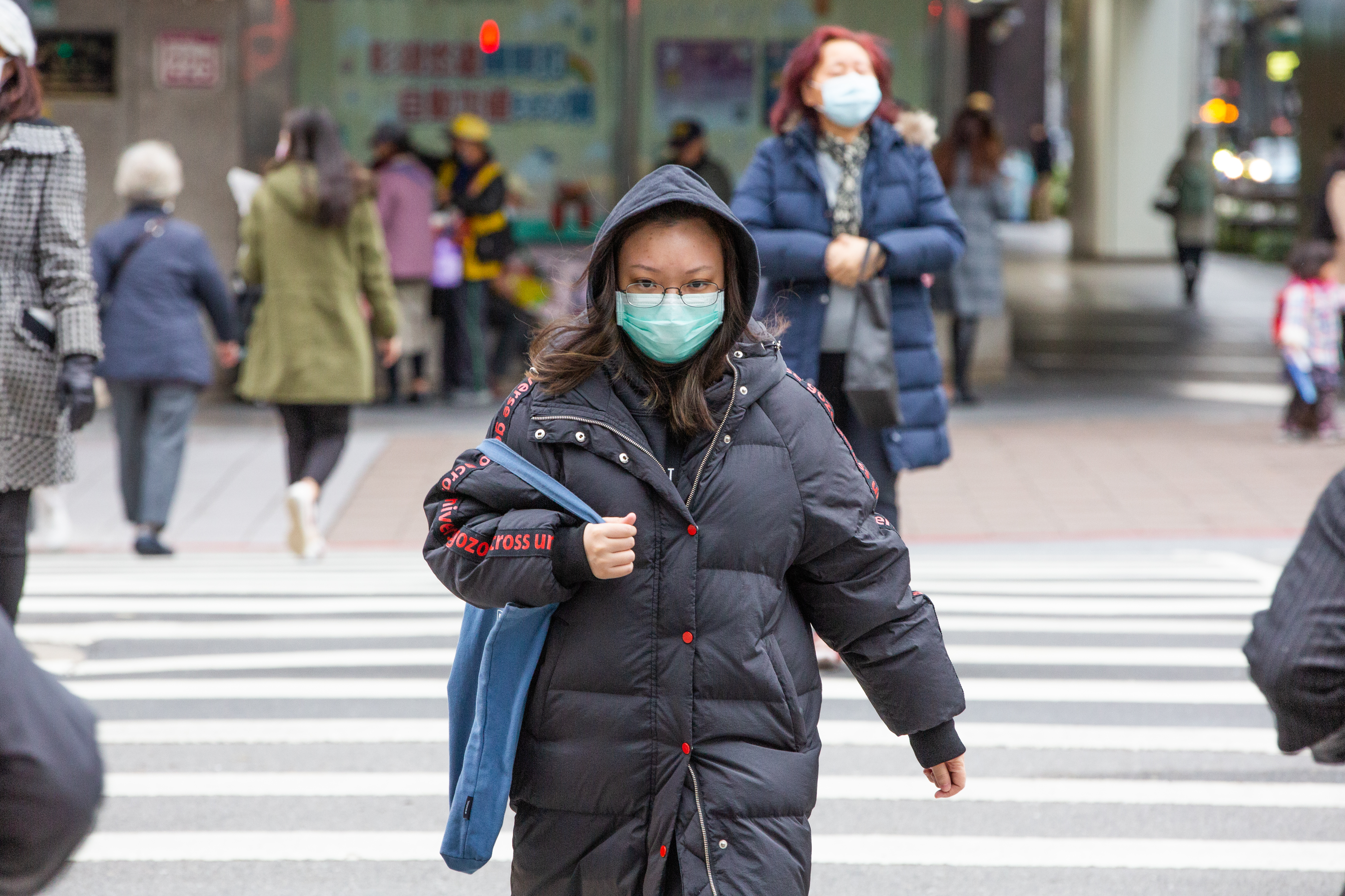 受鋒面通過及東北季風增強，今日凌晨起北部及東北部高溫僅18至20度，比昨日驟降10度。（本刊資料照）