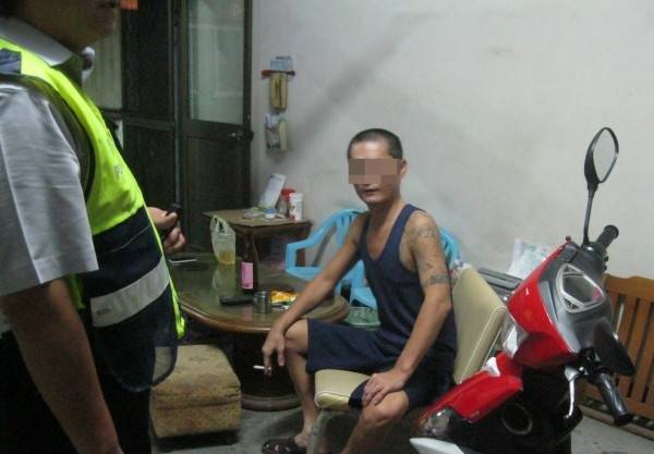 43歲的廖男只要跟媽媽一言不和就搬瓦斯桶到客廳揚言「要死大家一起死！」。（翻攝畫面）