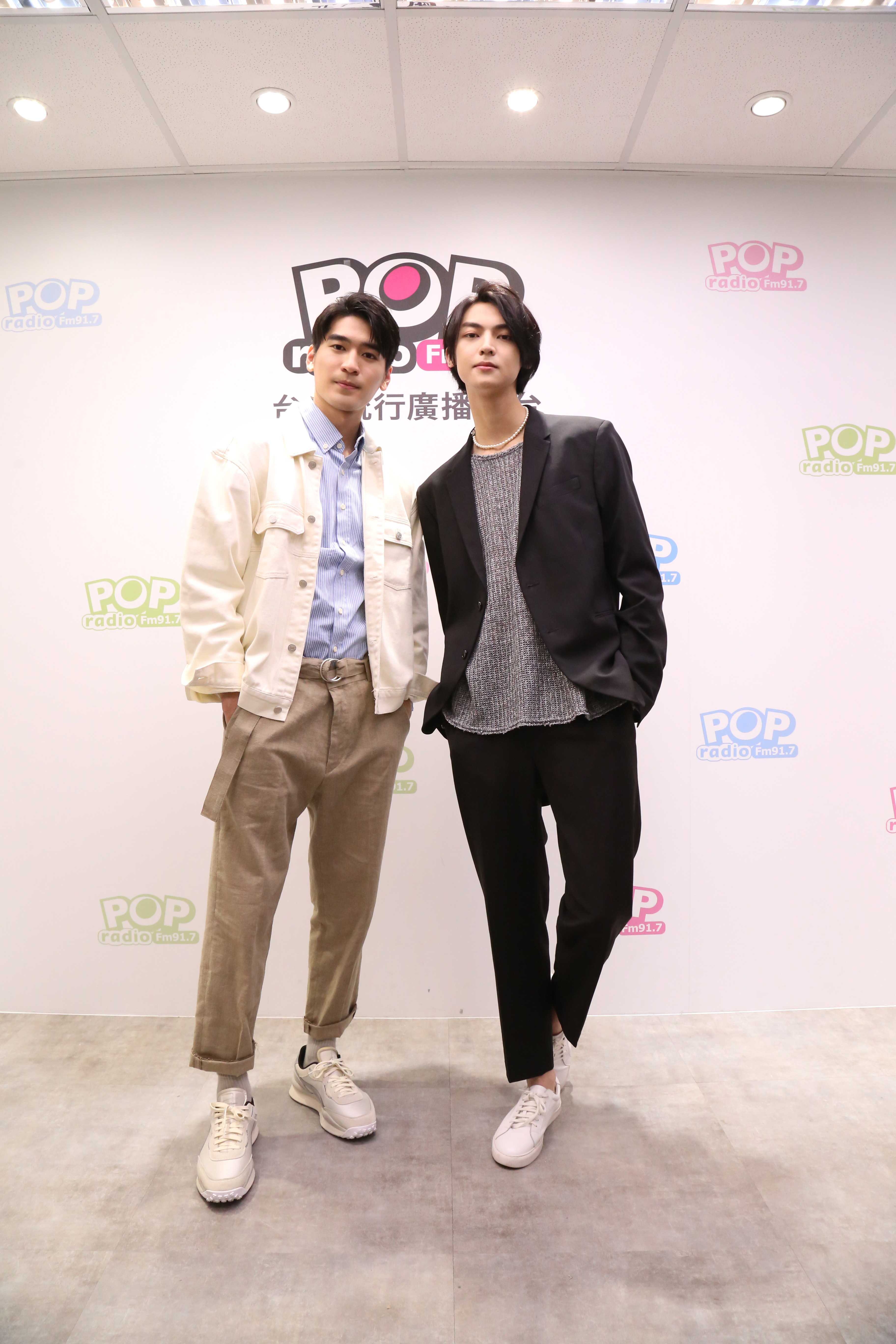 BL劇《HIStory 4》主角涂善存（左）、陳立安（中）上POP Radio專訪，驚問「該不會是靠親吻拿到角色的吧」？（佳葳娛樂提供）