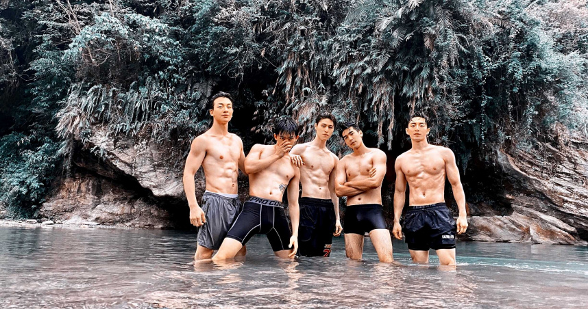 涂善存（右二）憑《飛魚高校生》打開知名度，與「飛魚隊」張洛偍（左）、黃宏軒（左二）、英承晞（中）、管麟（右）合體出遊。（周子娛樂提供）
