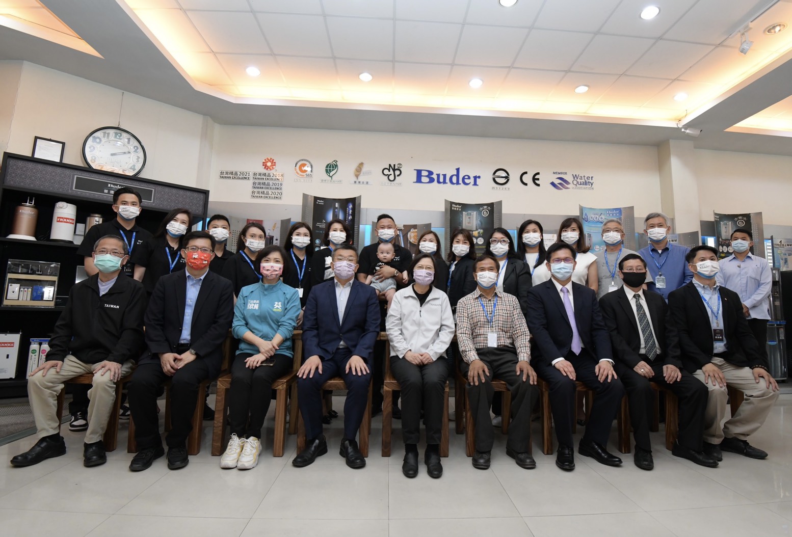 普德淨水連續4年拿下台灣精品獎肯定,堪稱MIT之光,總統蔡英文昨親自赴台中總部為團隊加油打氣。(普德提供)