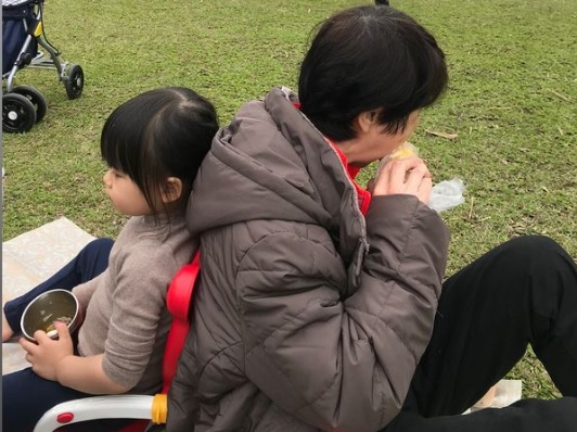 江宏傑在IG分享岳母與孩子的合照,希望回國的岳母能和在台灣的時候一樣快樂。(翻攝自江宏傑IG)