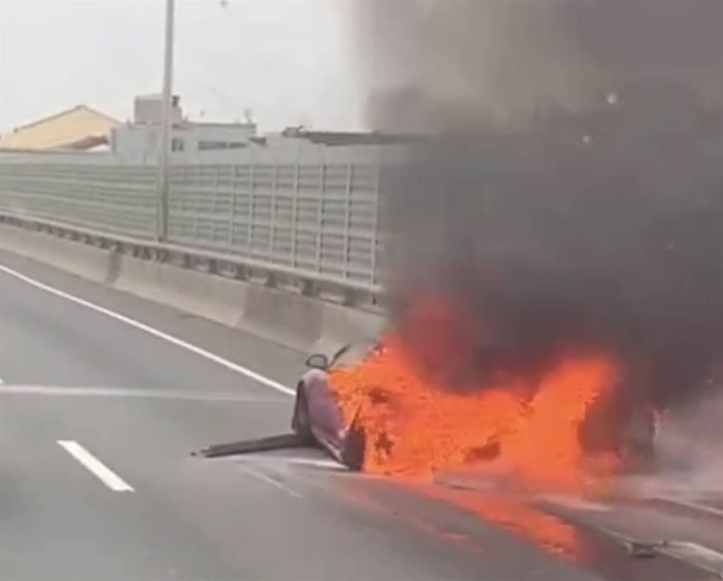 根女和大伯的車輛在行經西濱快速道路遭到水泥預拌車追撞當場陷入火海。（翻攝畫面）