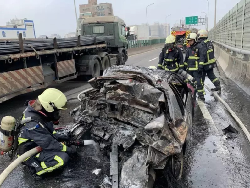 西濱快速道路昨（20日）發生火燒車意外，造成3人死亡。（台中市消防局提供）