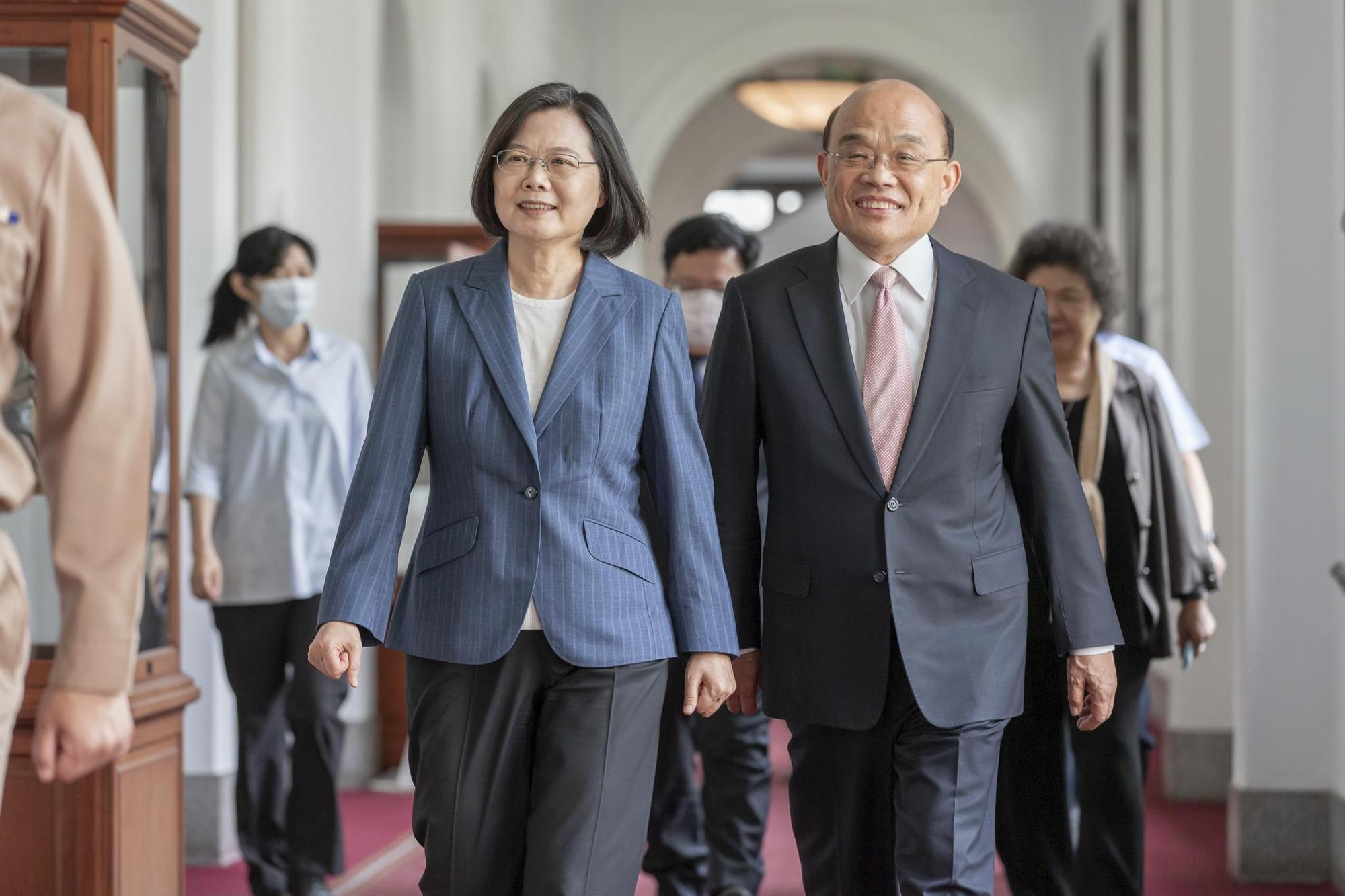 總統蔡英文是否跟進行政院長蘇貞昌施打AZ疫苗，總統府發言人張惇涵晚間回應了。（總統府提供）