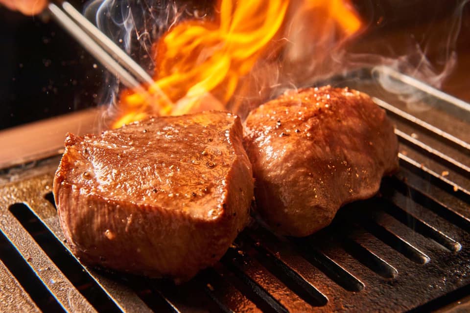 「澳洲和牛 牛舌塊燒」講究火候，厚且大塊地在火上翻滾烤炙，還飄散奶油般的香氣，勾人饞意。（俺達の肉屋提供）