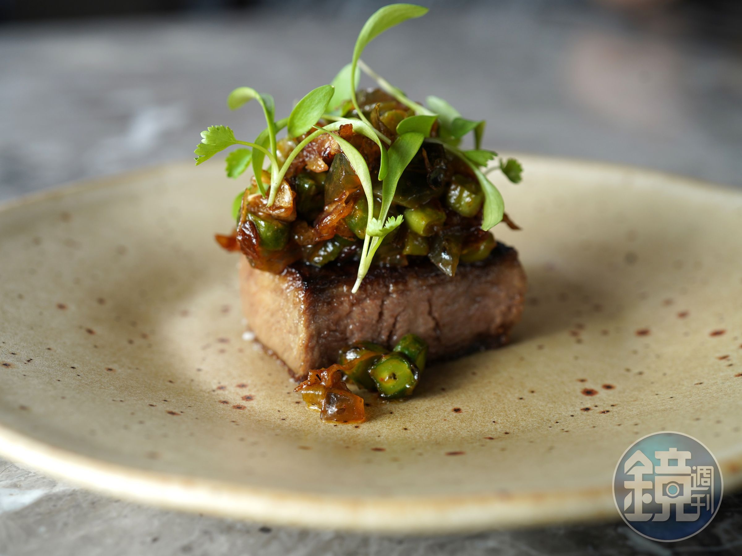 「胡同裏的蘭Orchid in Hutong」菜色「皮蛋四季豆牛舌」，結合燒肉和法料神髓。（胡同裏的蘭Orchid in Hutong提供）