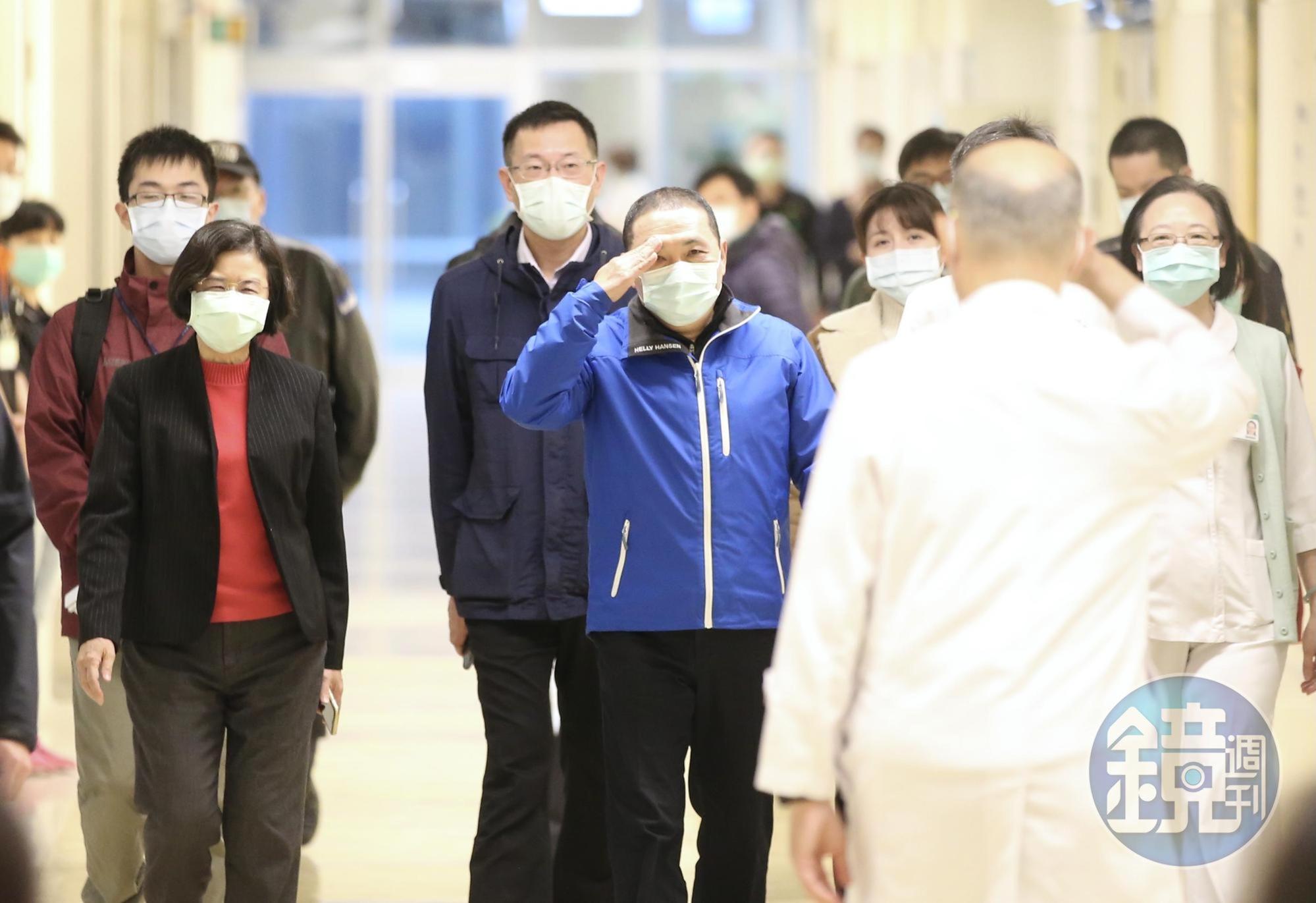 新北市長侯友宜今日前往亞東醫院關心首批疫苗施打情況。