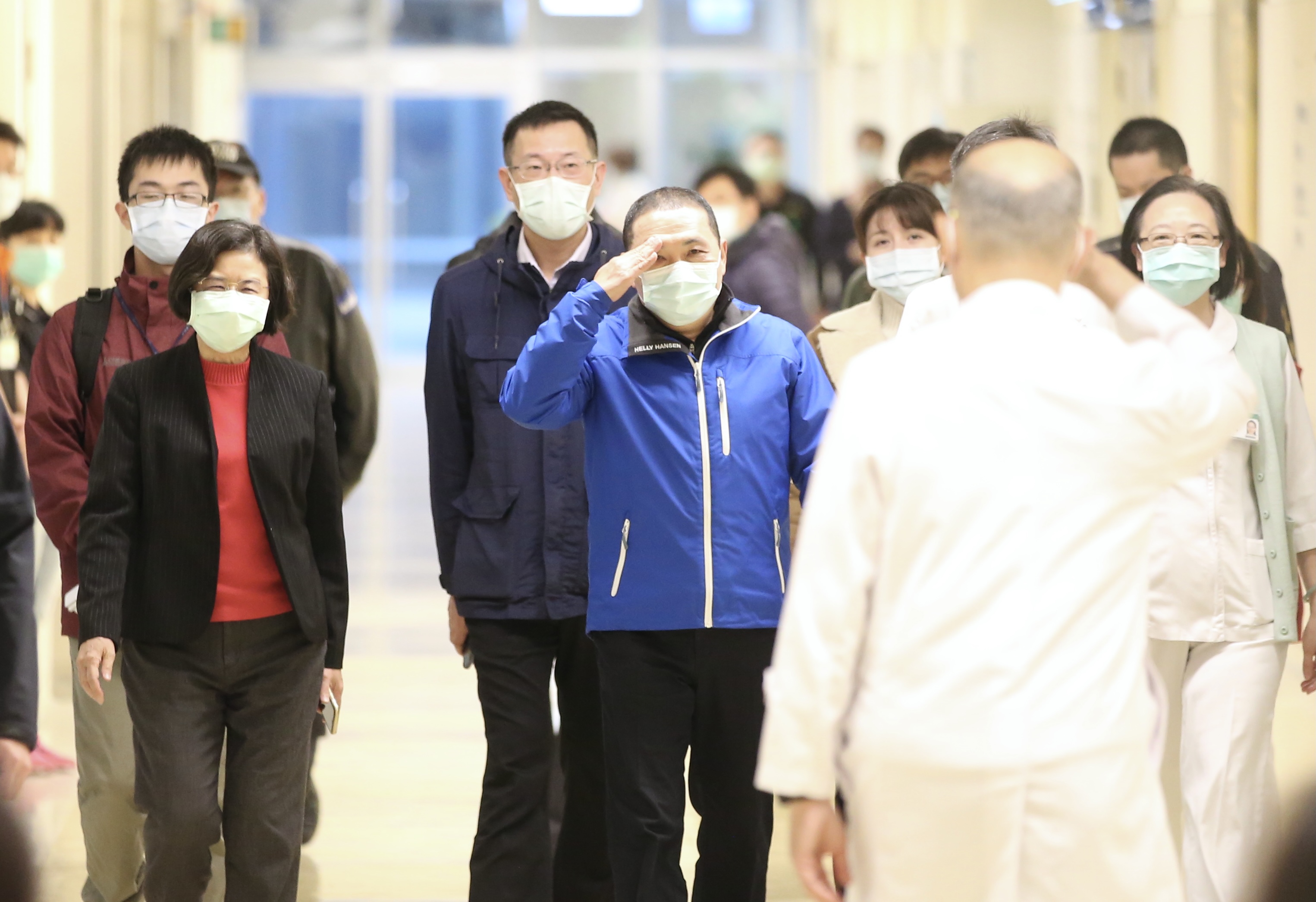 新北市長侯友宜今日前往亞東醫院關心首批疫苗施打情況。