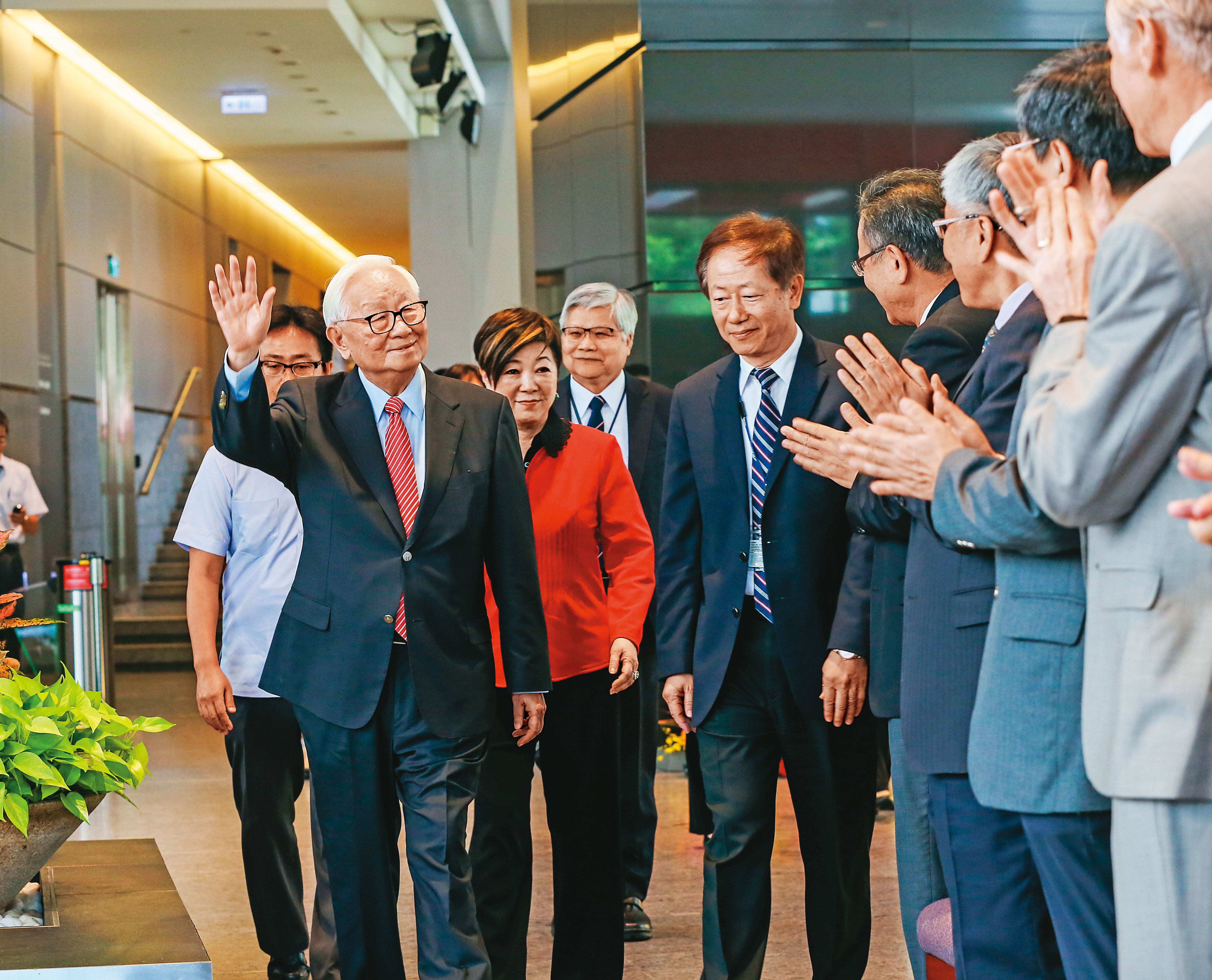 台積電創辦人張忠謀（左前）預估，未來每個人身上的感測器可以隨時監測血壓、心跳等生理數據，並將資料傳回醫院，如果有異狀，就會響起鈴聲。