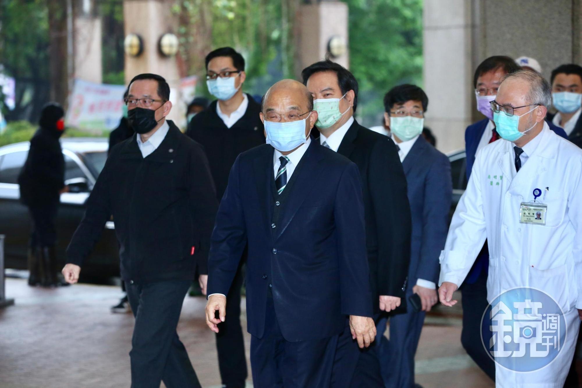 行政院長蘇貞昌（中）今帶頭施打AZ疫苗，不過因為未在鏡頭前公開而引起「打假針」 爭議。