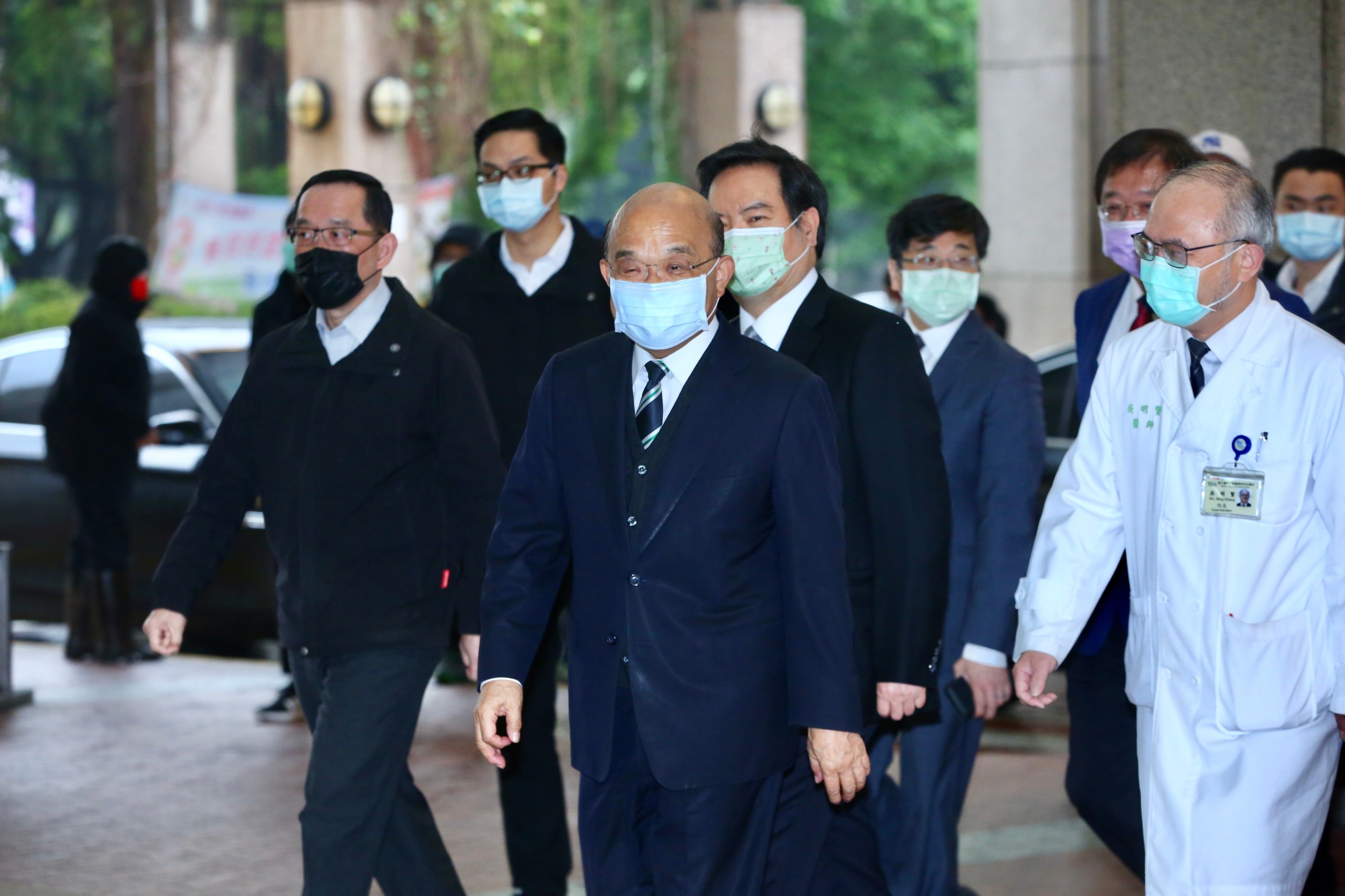 行政院長蘇貞昌（中）今帶頭施打AZ疫苗，不過因為未在鏡頭前公開而引起「打假針」 爭議。