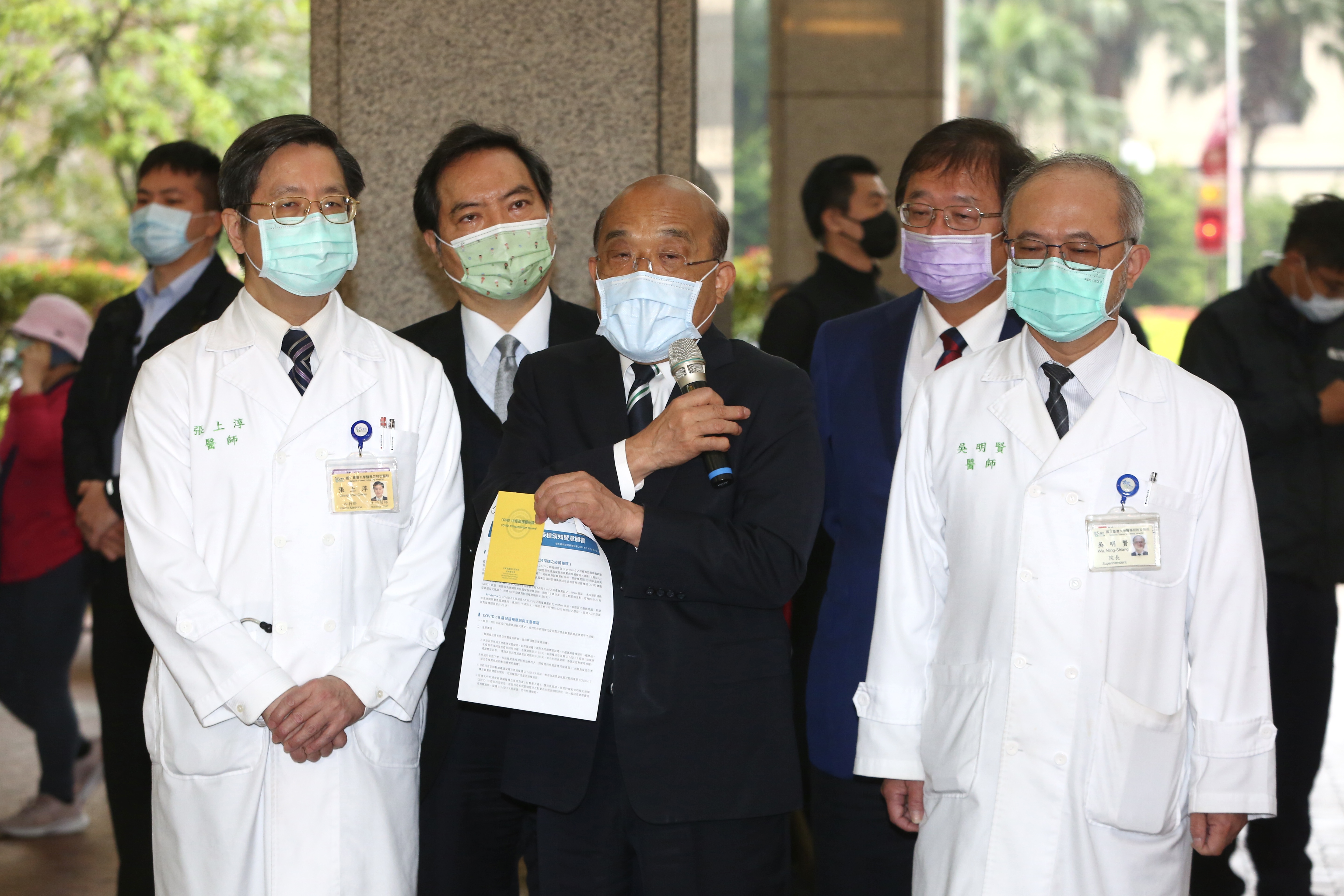 張上淳（左）與蘇貞昌（中）今日上午都已完成AZ疫苗接種。