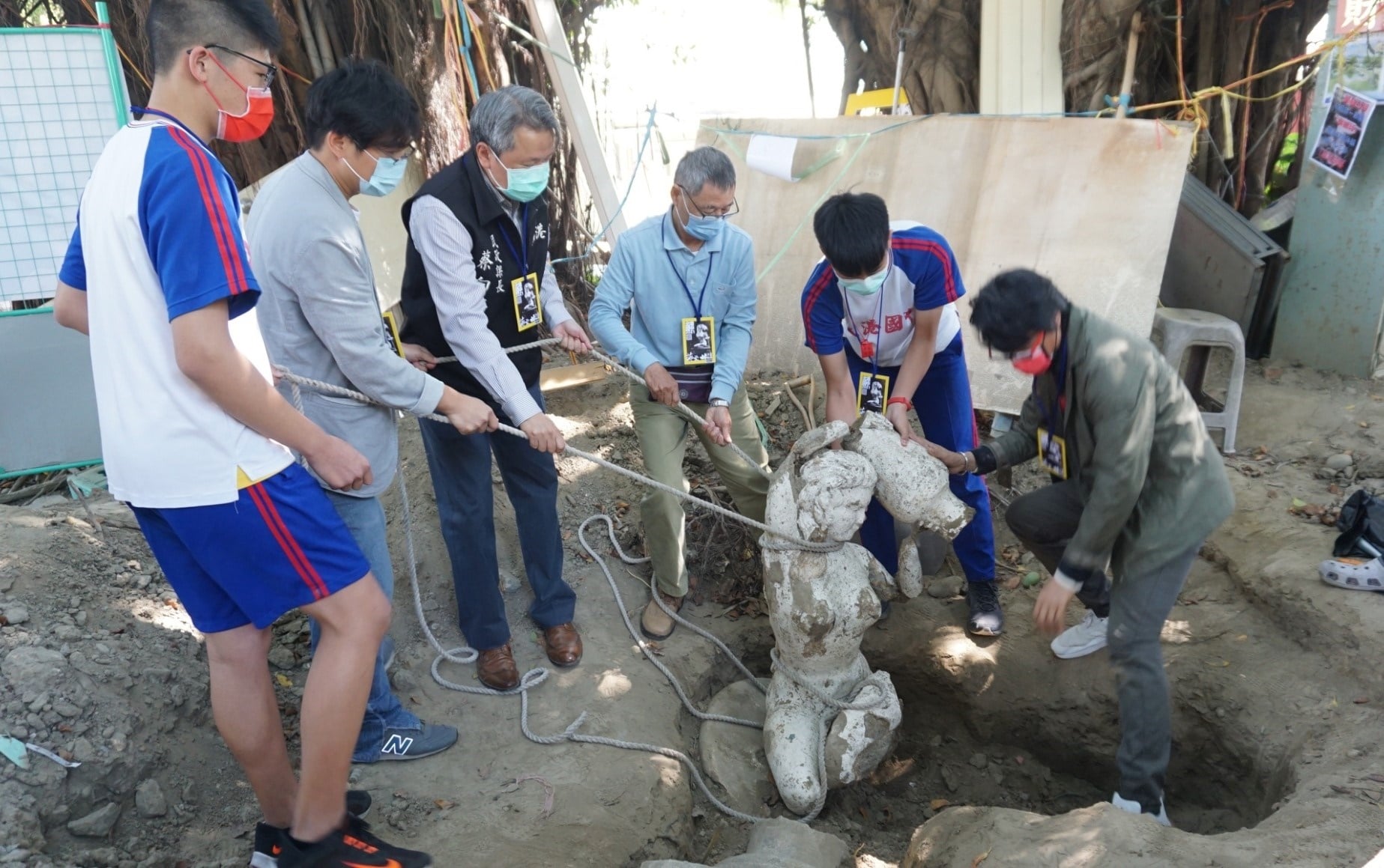 北港國中美術班老師鄭詠仁偕同學生，聽從媽祖「報位」，挖出具有50年歷史的國寶級作品《倒水美人》。（翻攝自北港鎮公所臉書）