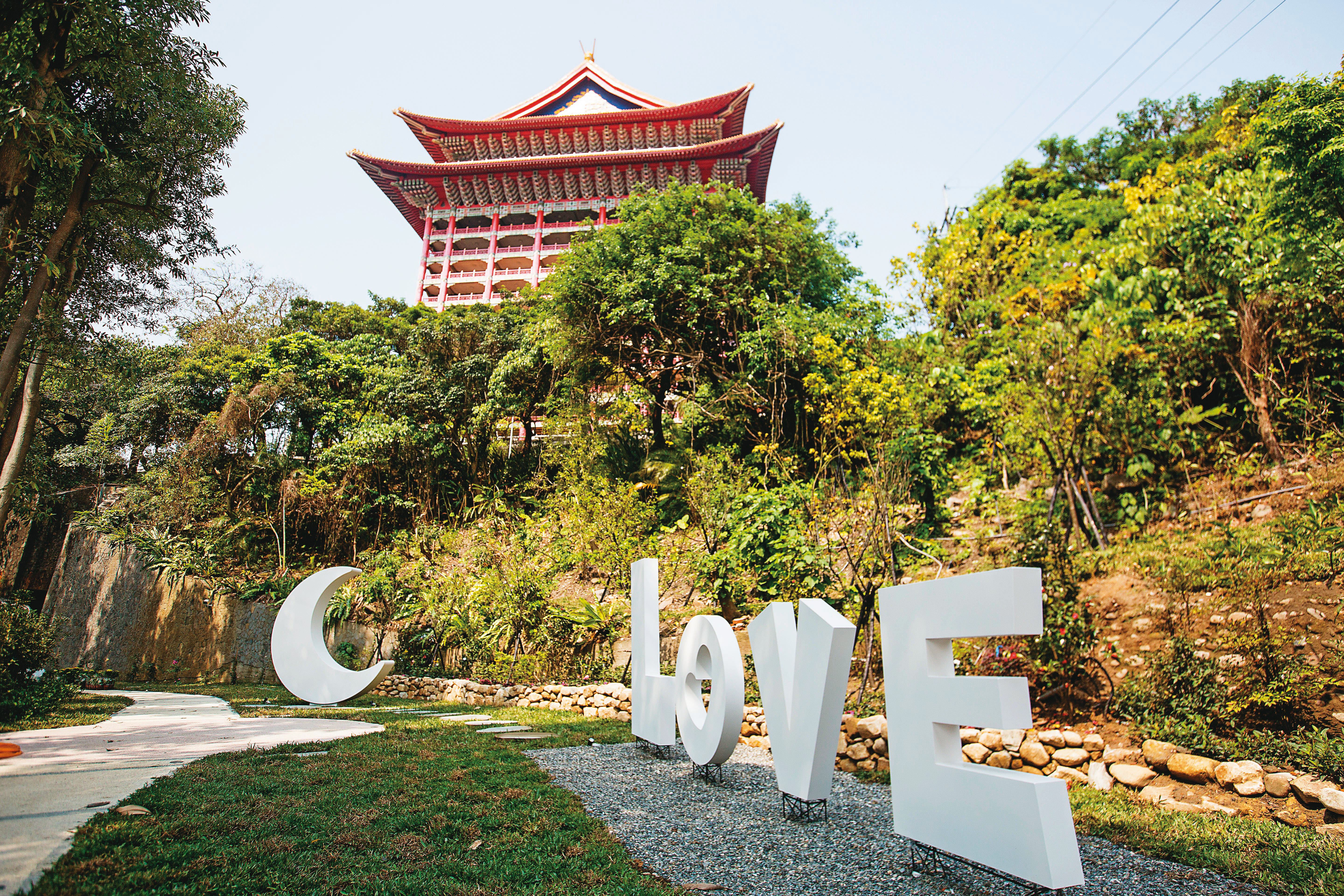 圓山飯店特別在「祕境花園」陳設裝置藝術，提供新人拍婚紗照。