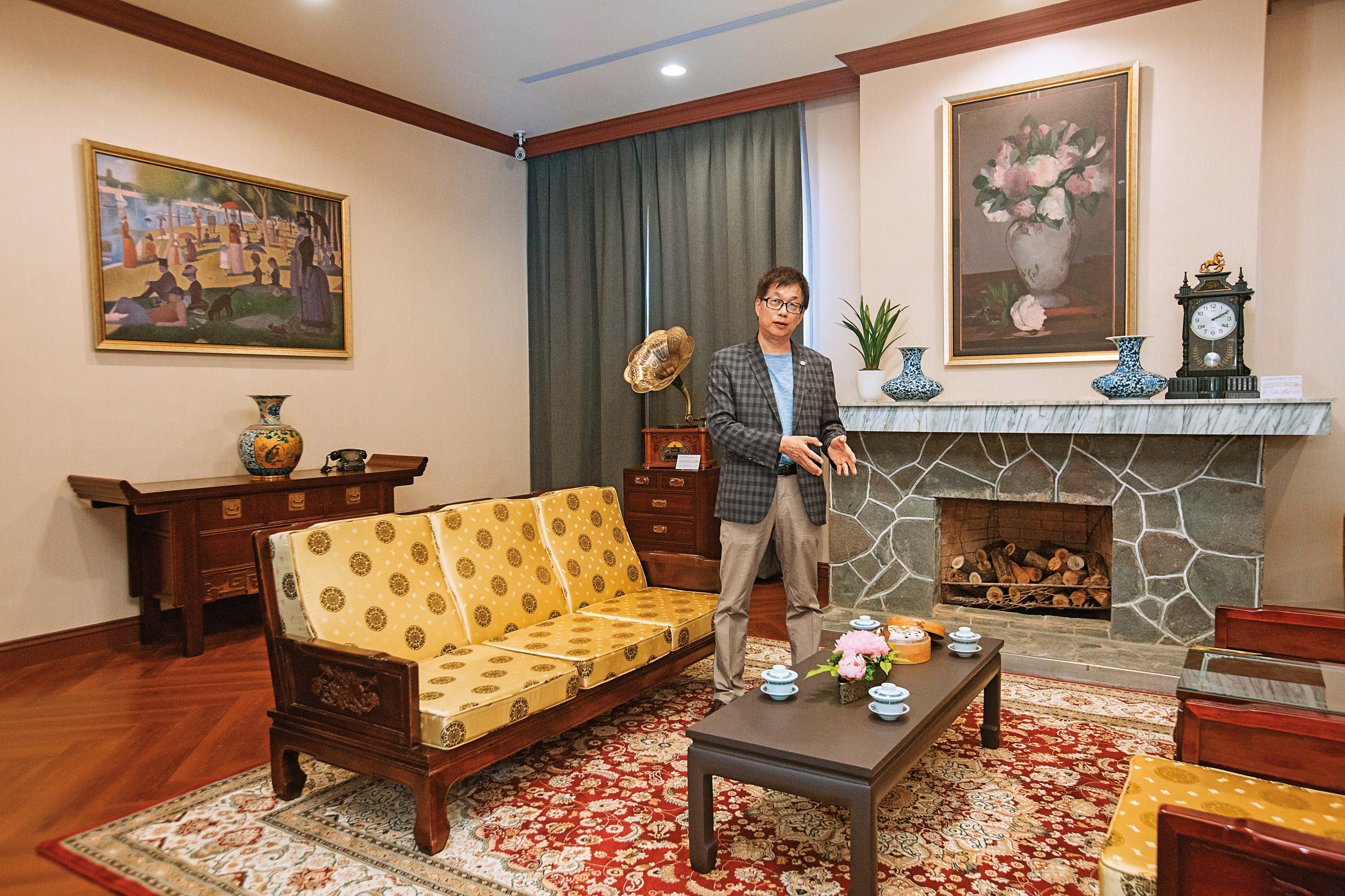 圓山飯店董事長林育生帶領本刊進入孔二小姐故居，講解內部陳設。