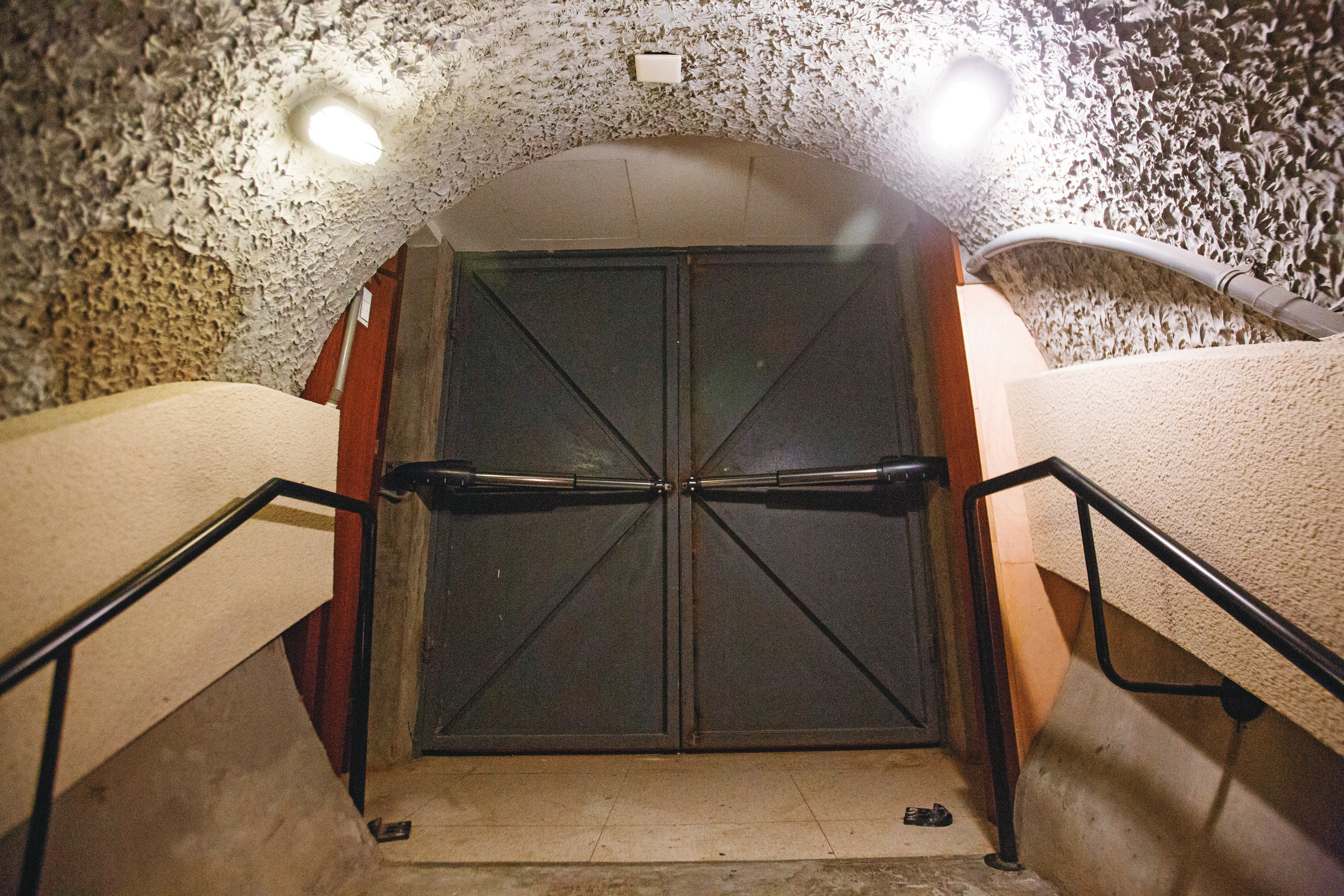 圓山飯店將東密道入口改為電動門，但仍保留復古元素。