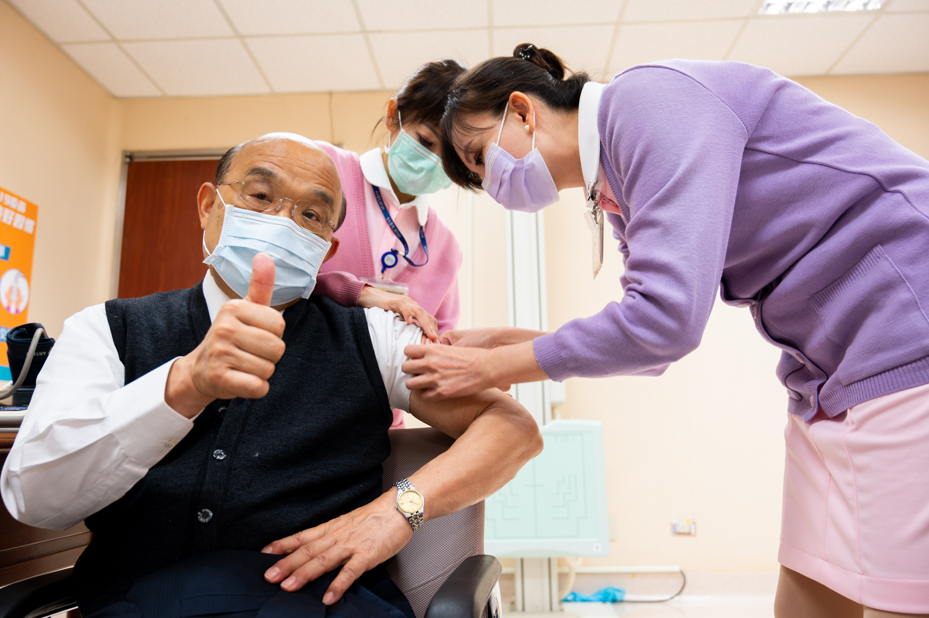 行政院長蘇貞昌今帶頭施打AZ疫苗。（行政院提供）