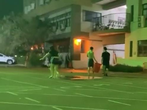 一群大學生在操場玩水,遭看不下去的同學側拍上傳。(翻攝自Dcard)