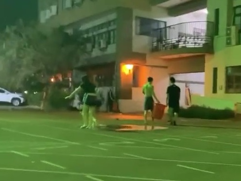 一群大學生在操場玩水，遭看不下去的同學側拍上傳。（翻攝自Dcard）