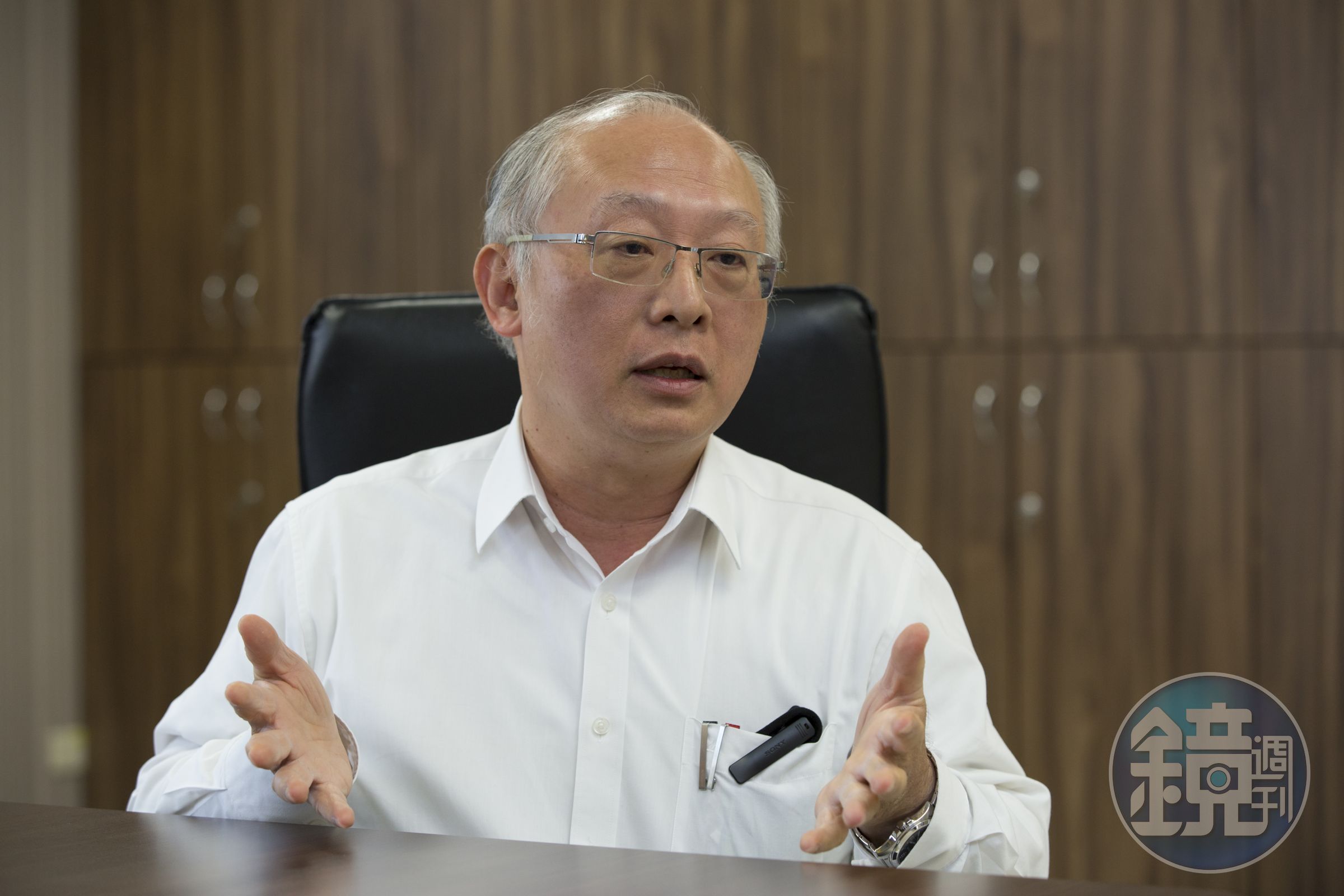 今日起開放全台醫護施打AZ疫苗，不過說要帶頭接種的高雄市衛生局長黃志中，施打疫苗的場所卻一變再變。（本刊資料照）