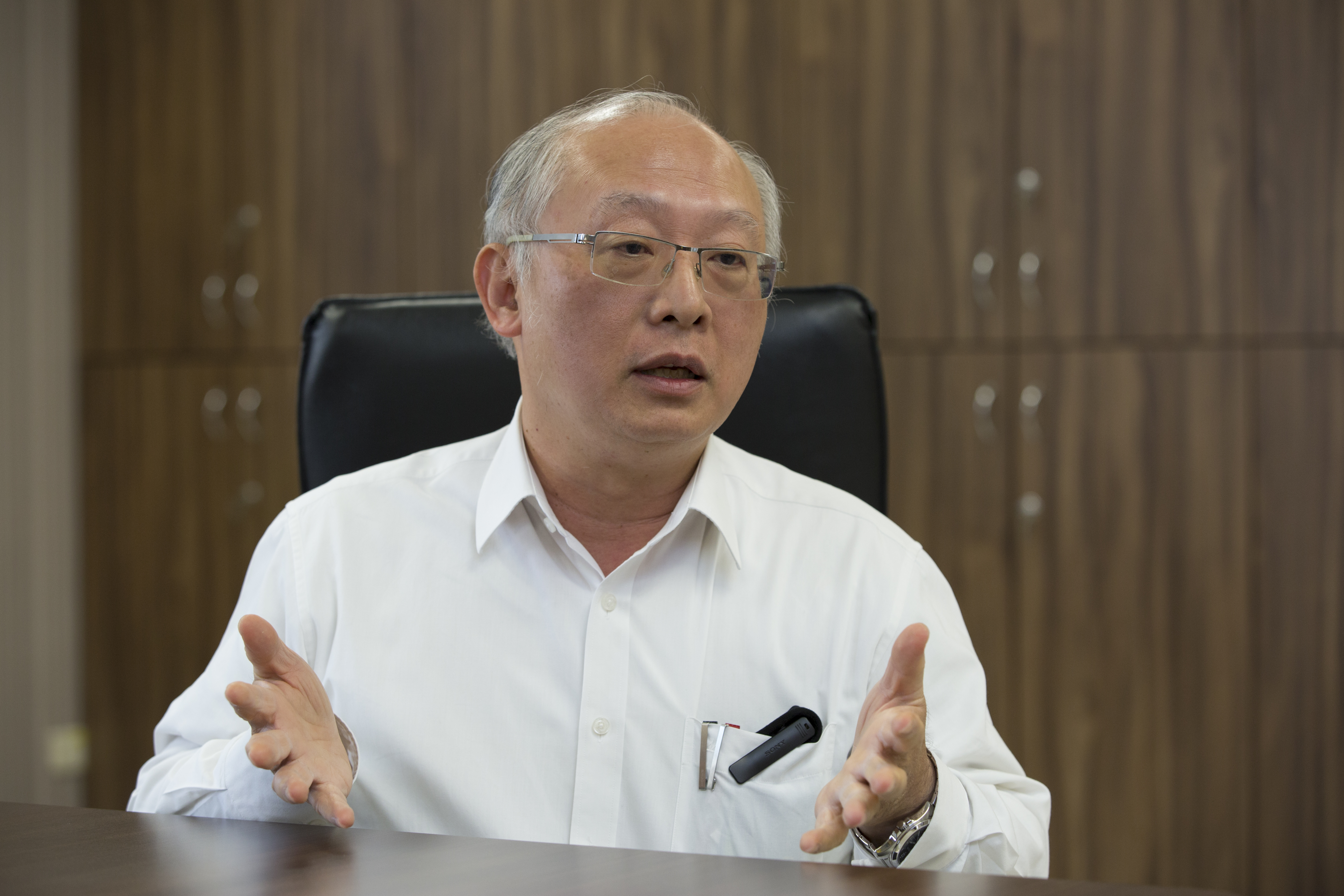 今日起開放全台醫護施打AZ疫苗，不過說要帶頭接種的高雄市衛生局長黃志中，施打疫苗的場所卻一變再變。（本刊資料照）