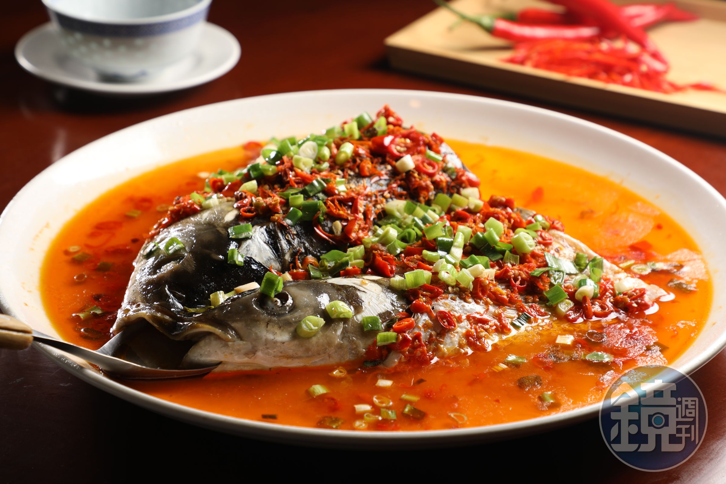 「剁椒魚頭」嚴選鮮活的草魚，肥甜無土味。（1,100元／份，需1天前預訂）